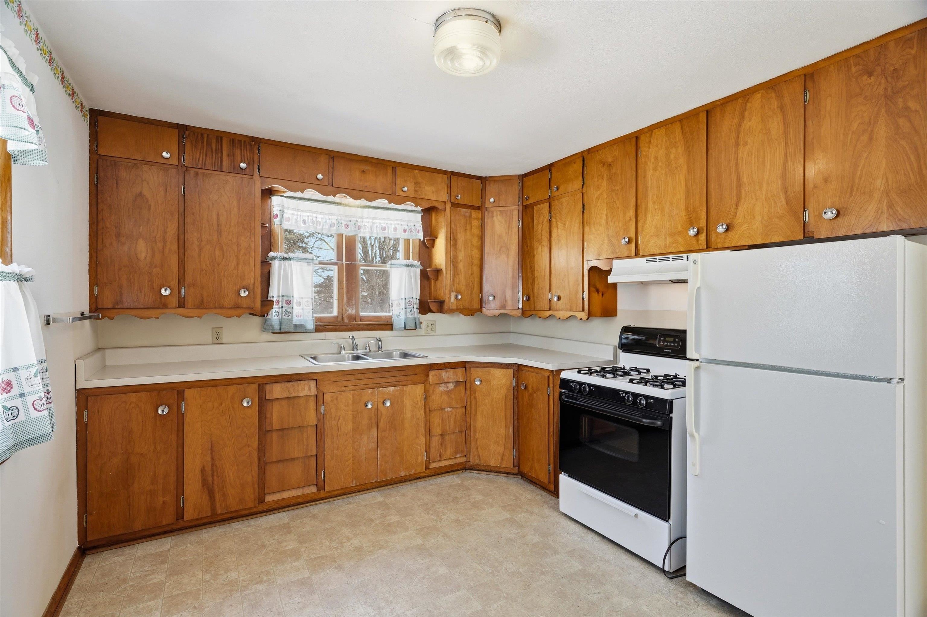 1113 E 4TH STREET, Marshfield, Wisconsin 54449, 3 Bedrooms Bedrooms, ,1 BathroomBathrooms,Residential,For Sale,1113 E 4TH STREET,22601101