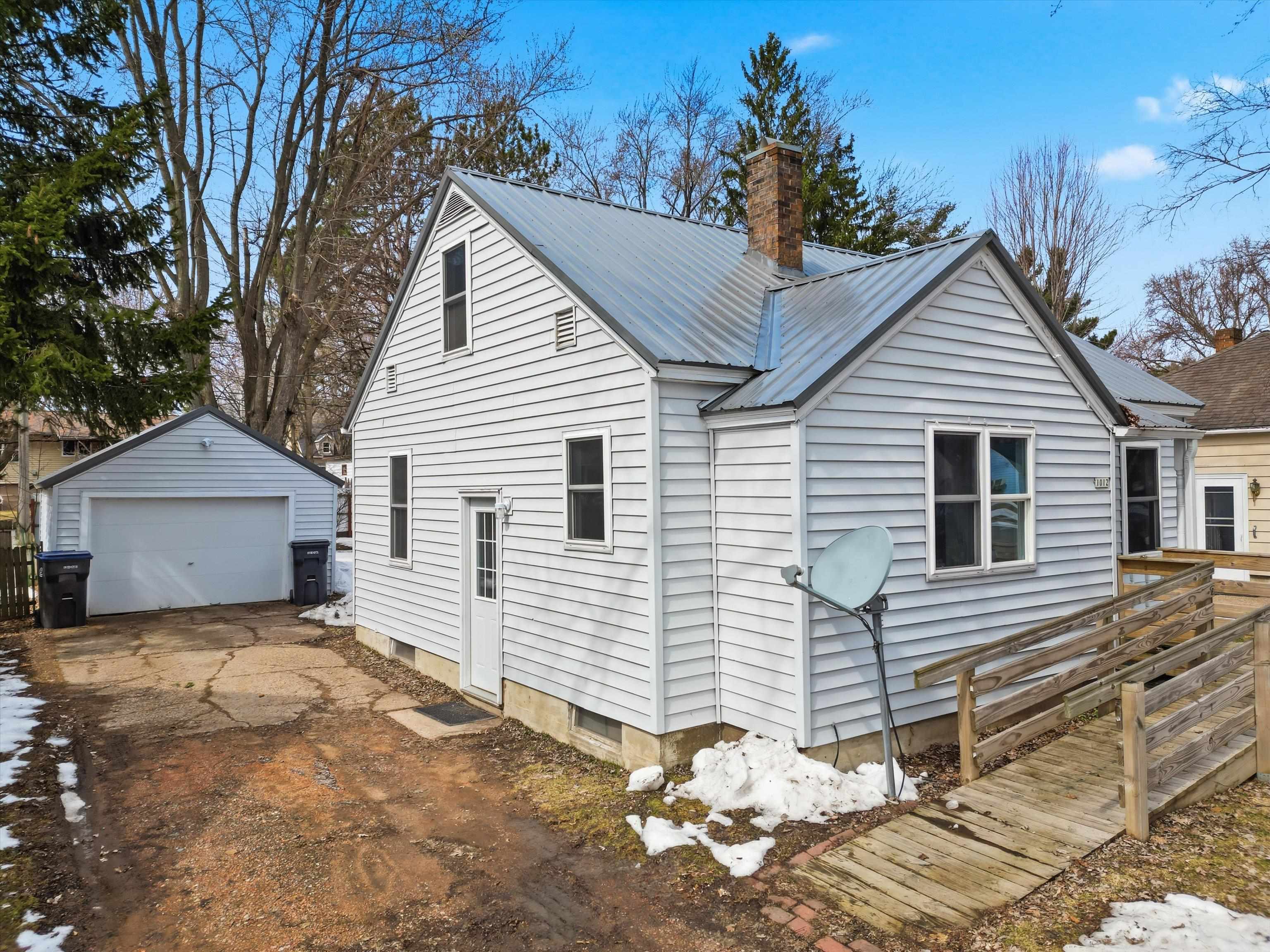 1012 S SEVERNS AVENUE, Marshfield, Wisconsin 54449, 3 Bedrooms Bedrooms, ,1 BathroomBathrooms,Residential,For Sale,1012 S SEVERNS AVENUE,22601148