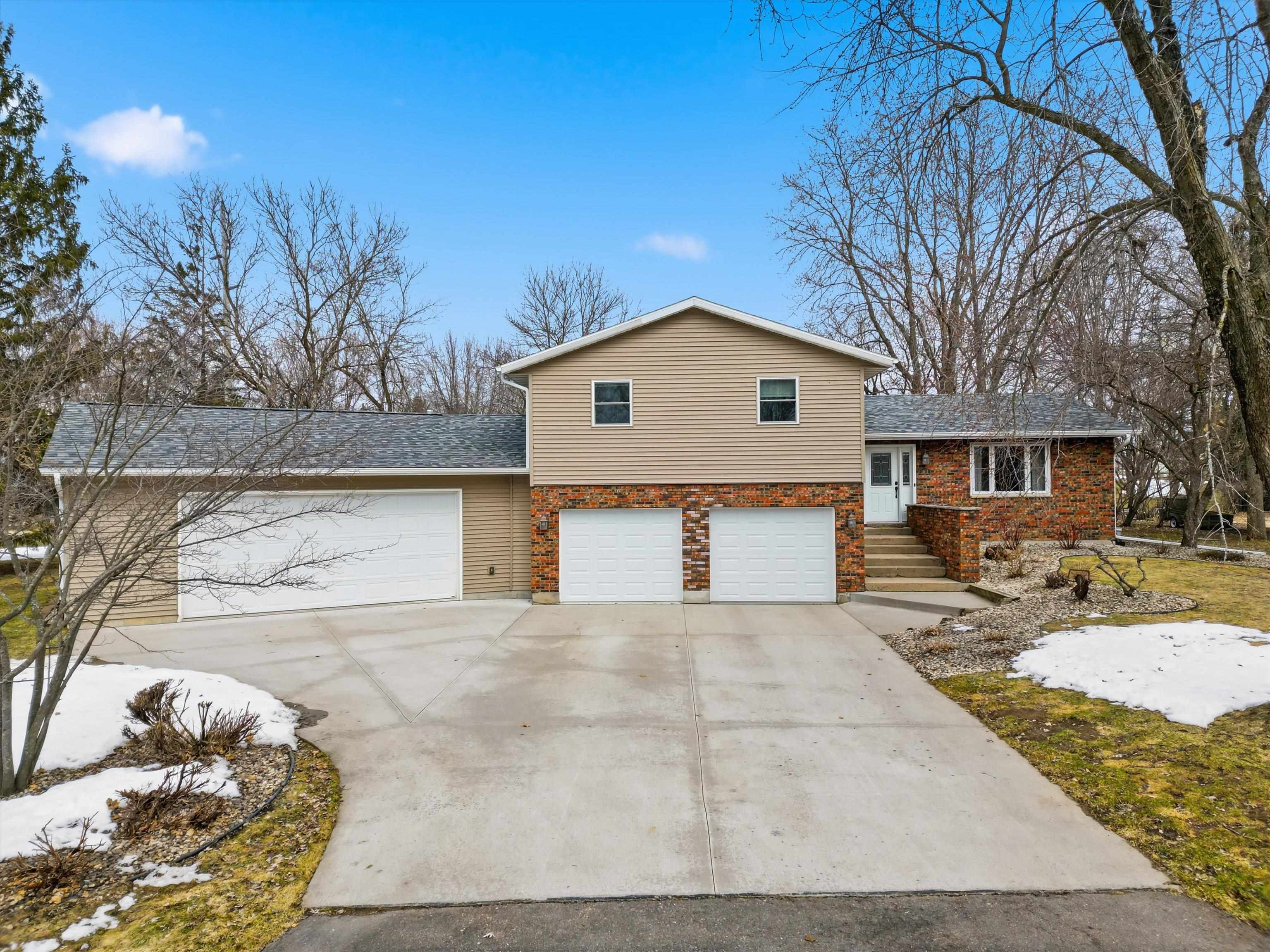 1611 N BROADWAY AVENUE, Marshfield, Wisconsin 54449, 4 Bedrooms Bedrooms, ,2 BathroomsBathrooms,Residential,For Sale,1611 N BROADWAY AVENUE,22601246