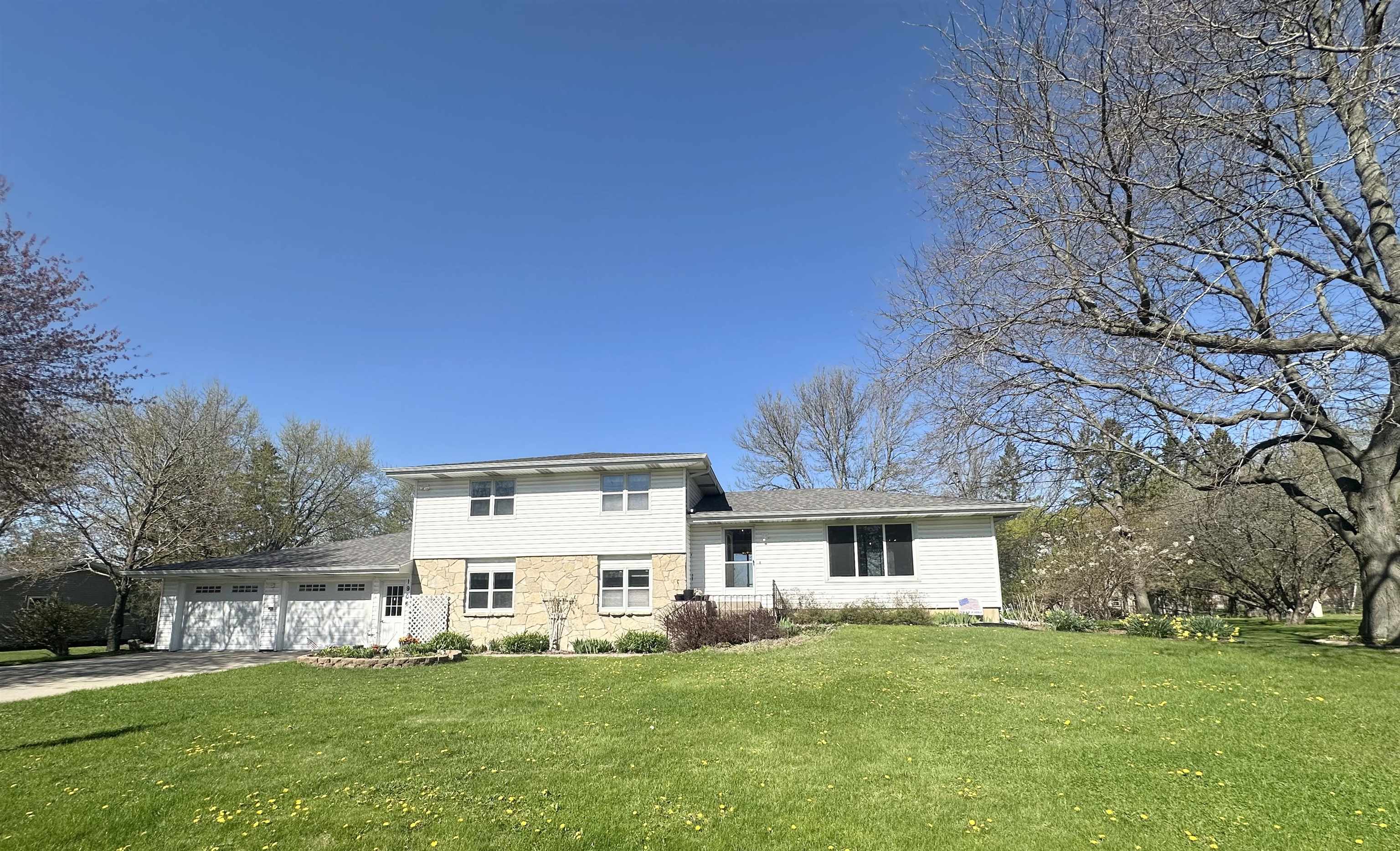 1906 S CEDAR AVENUE, Marshfield, Wisconsin 54449, 4 Bedrooms Bedrooms, ,2 BathroomsBathrooms,Residential,For Sale,1906 S CEDAR AVENUE,22601275