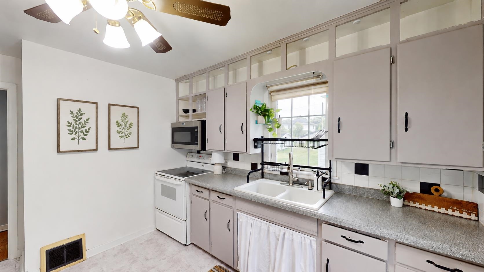 505 S ASH AVENUE, Marshfield, Wisconsin 54449, 2 Bedrooms Bedrooms, ,1 BathroomBathrooms,Residential,For Sale,505 S ASH AVENUE,22601303