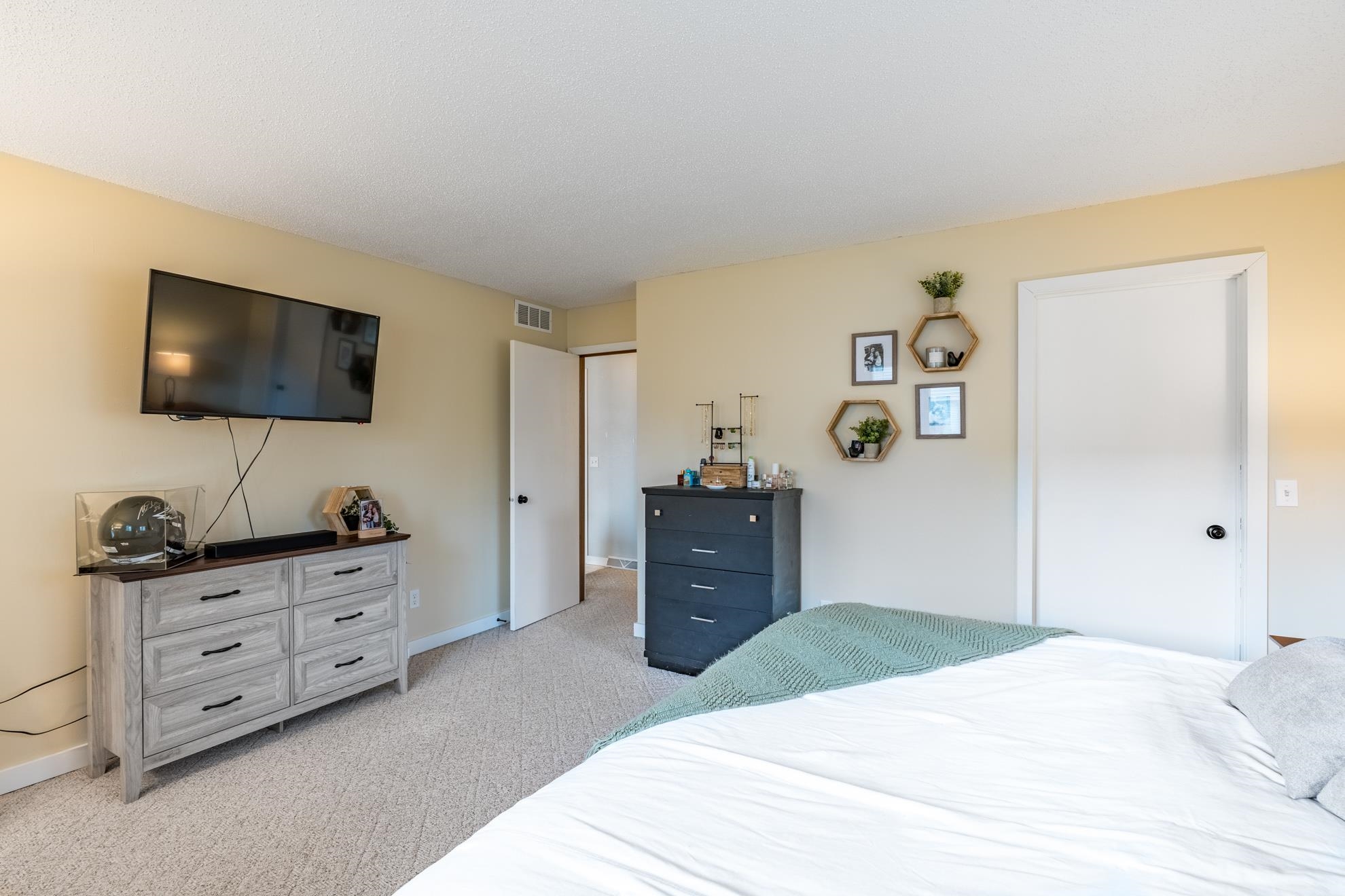 1011 20TH PLACE, Wisconsin Rapids, Wisconsin 54494, 2 Bedrooms Bedrooms, ,1 BathroomBathrooms,Residential,For Sale,1011 20TH PLACE,22601312