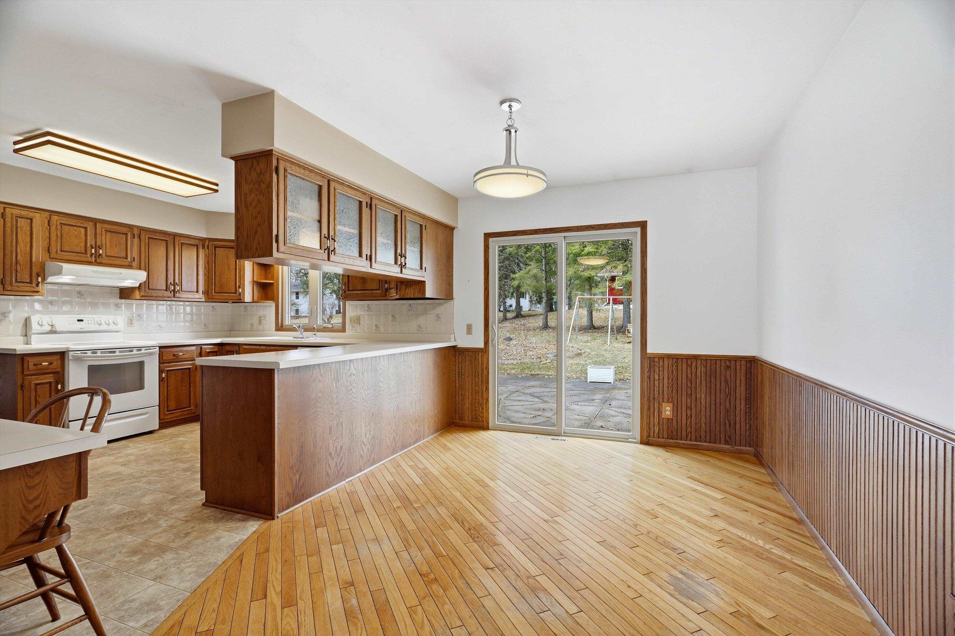 1121 FAIRVIEW DRIVE, Marshfield, Wisconsin 54449, 3 Bedrooms Bedrooms, ,2 BathroomsBathrooms,Residential,For Sale,1121 FAIRVIEW DRIVE,22601320