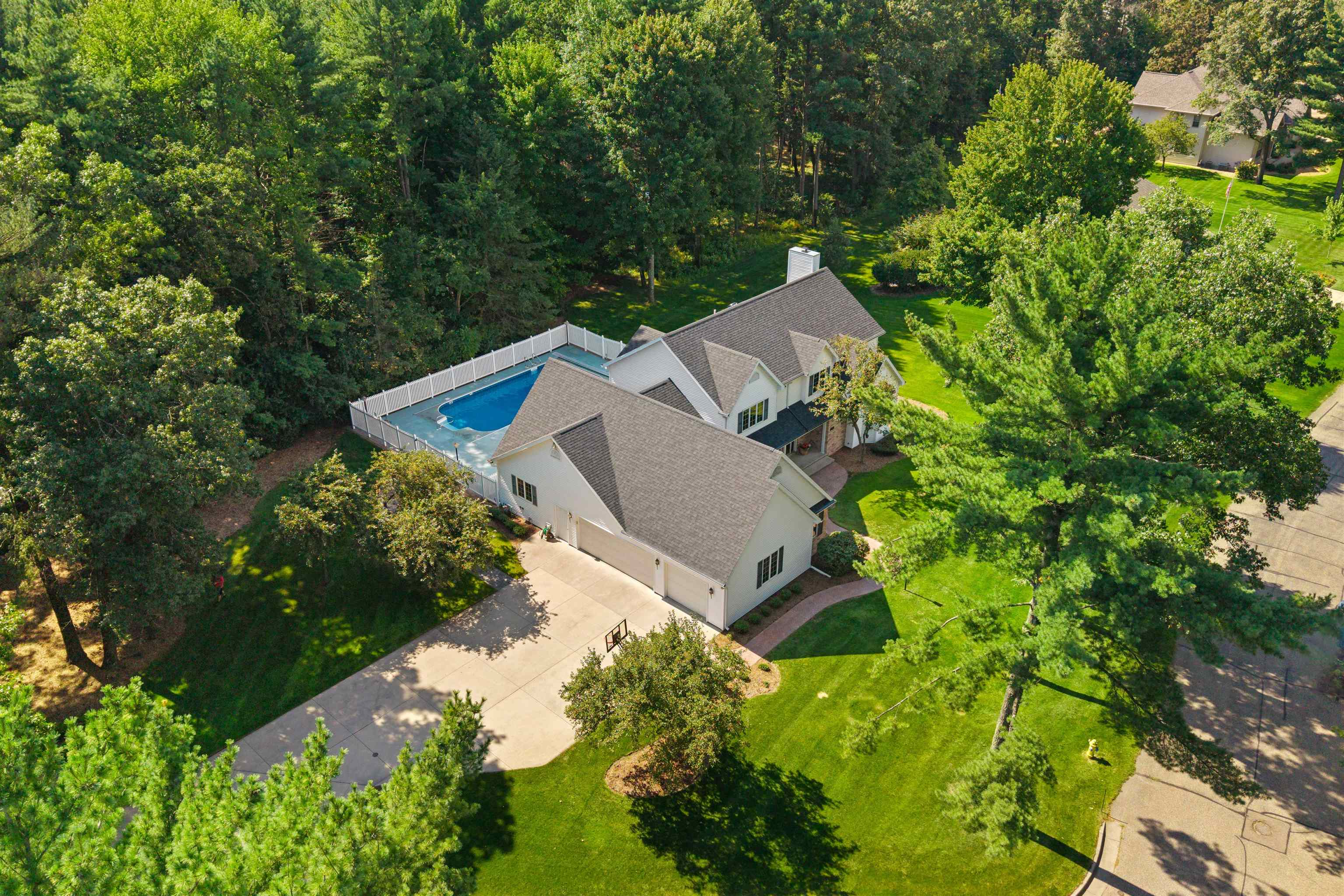 2211 BRIDLE PATH, Wisconsin Rapids, Wisconsin 54494, 5 Bedrooms Bedrooms, ,3 BathroomsBathrooms,Residential,For Sale,2211 BRIDLE PATH,22601344