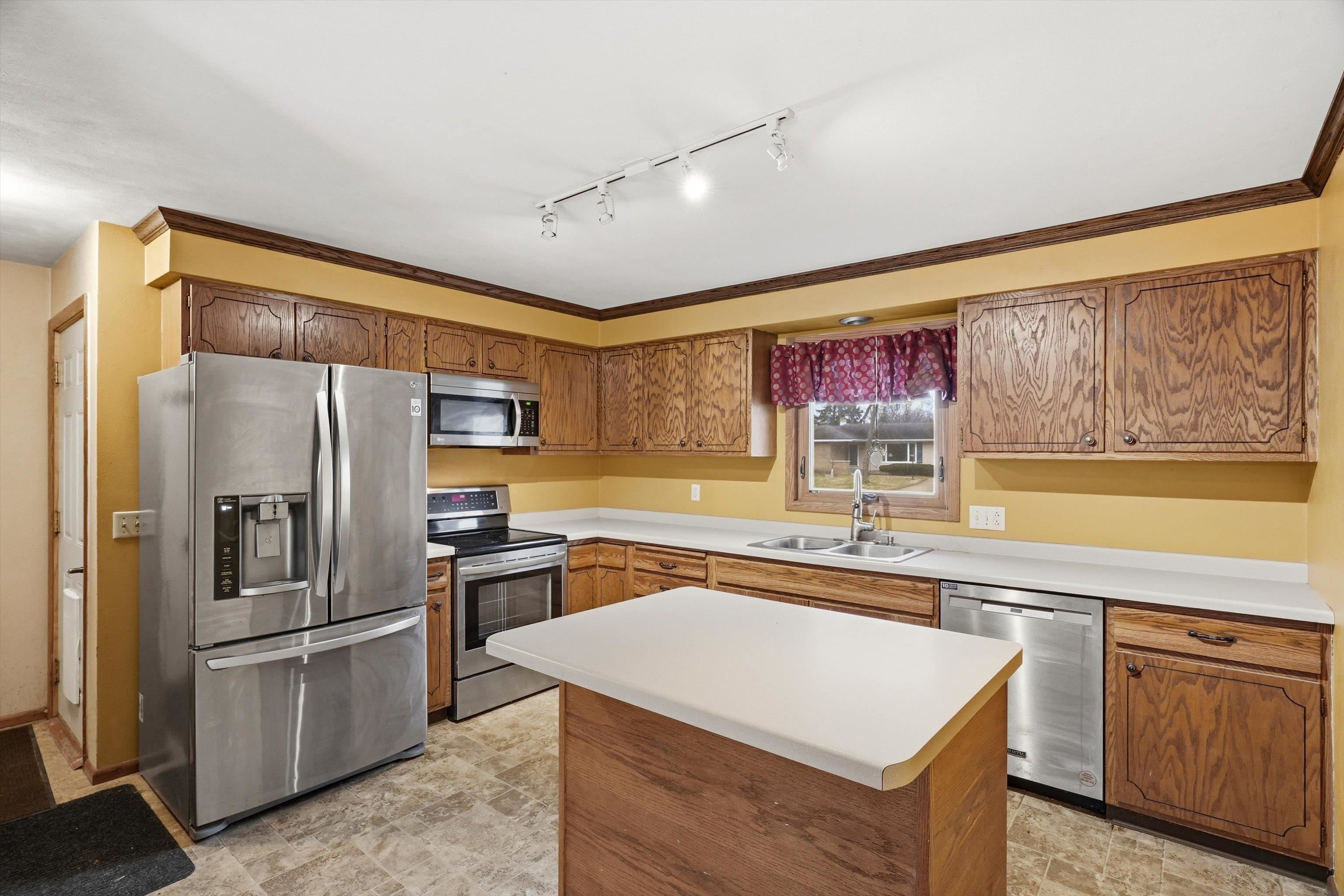 411 N AUBURN AVENUE, Marshfield, Wisconsin 54449, 3 Bedrooms Bedrooms, ,2 BathroomsBathrooms,Residential,For Sale,411 N AUBURN AVENUE,22601419