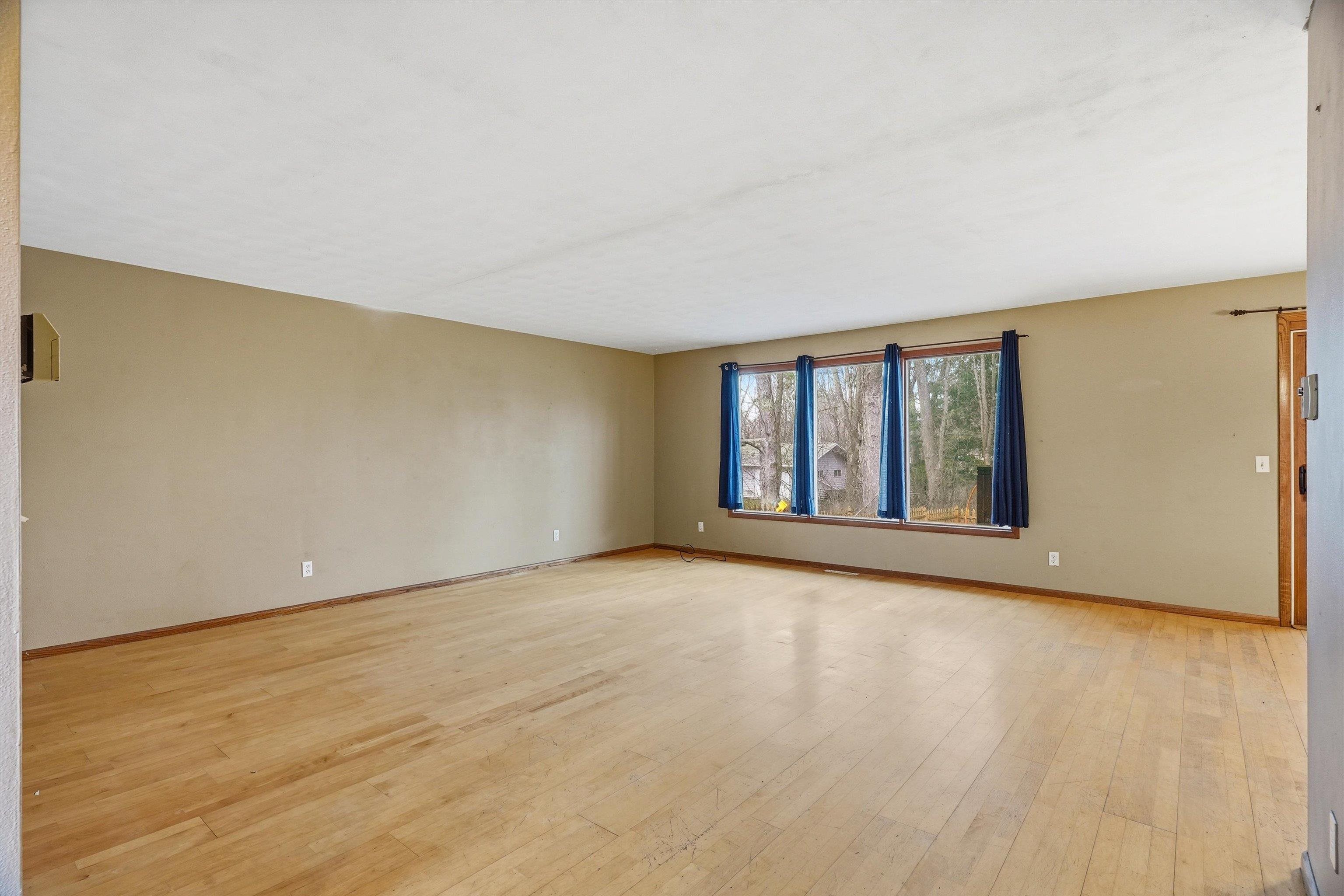 411 N AUBURN AVENUE, Marshfield, Wisconsin 54449, 3 Bedrooms Bedrooms, ,2 BathroomsBathrooms,Residential,For Sale,411 N AUBURN AVENUE,22601419