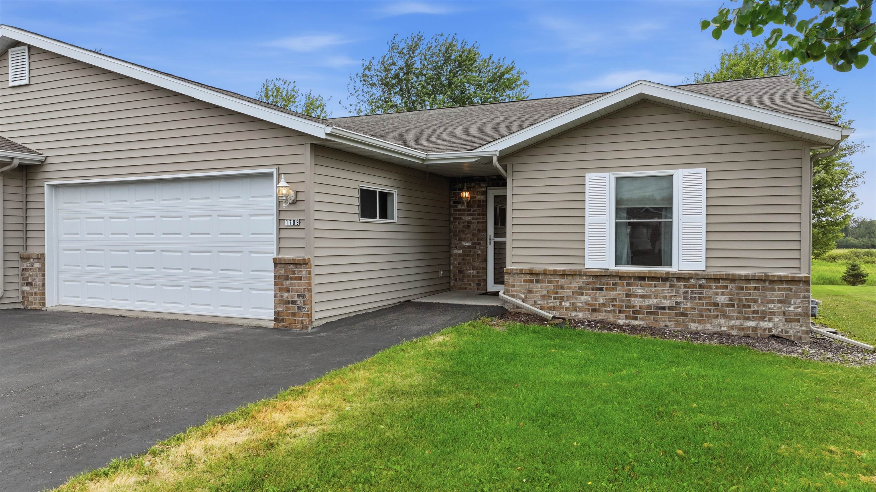 1709 N HUME AVENUE, Marshfield, Wisconsin 54449, 3 Bedrooms Bedrooms, ,3 BathroomsBathrooms,Residential,For Sale,1709 N HUME AVENUE,22601422