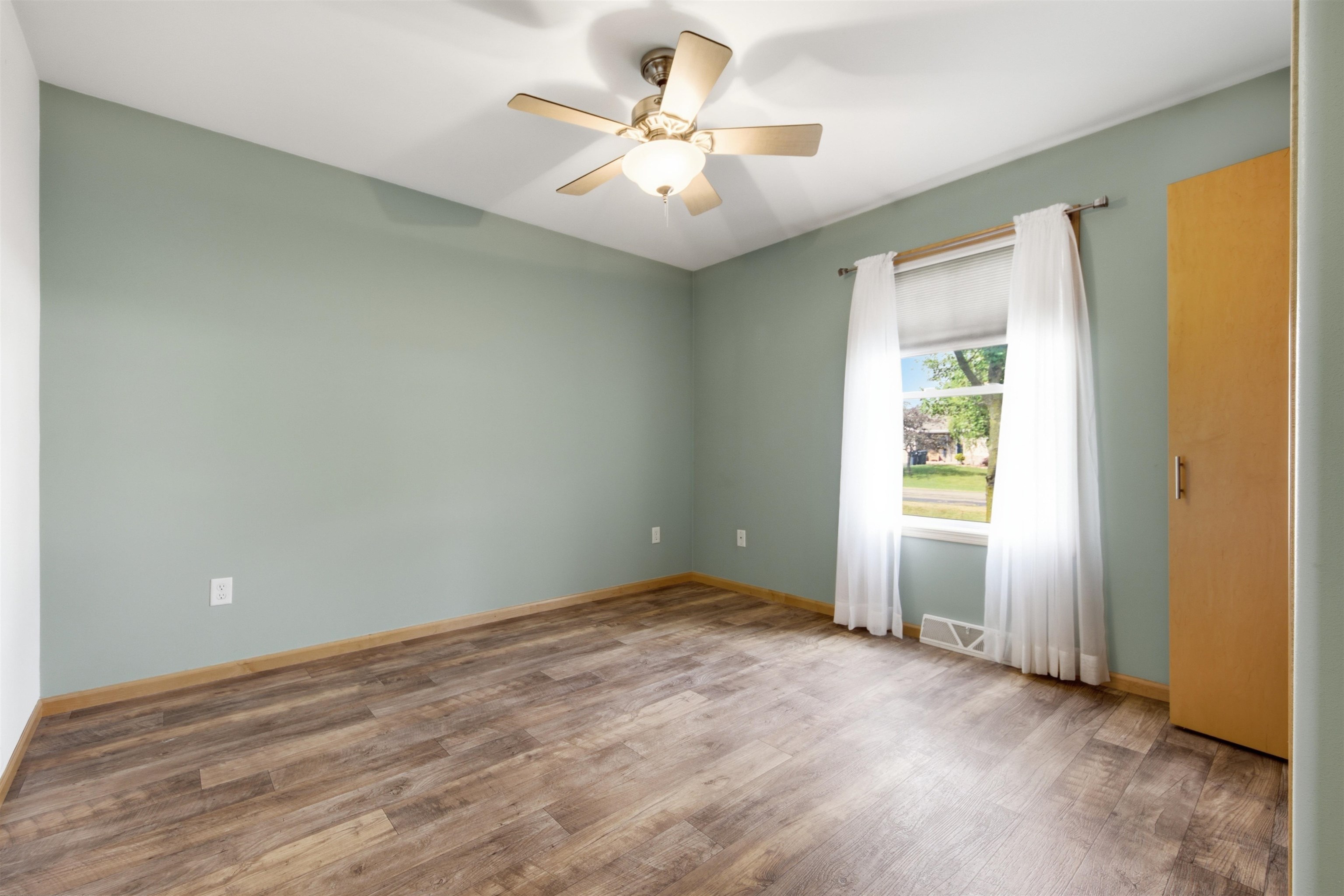 1709 N HUME AVENUE, Marshfield, Wisconsin 54449, 3 Bedrooms Bedrooms, ,3 BathroomsBathrooms,Residential,For Sale,1709 N HUME AVENUE,22601422