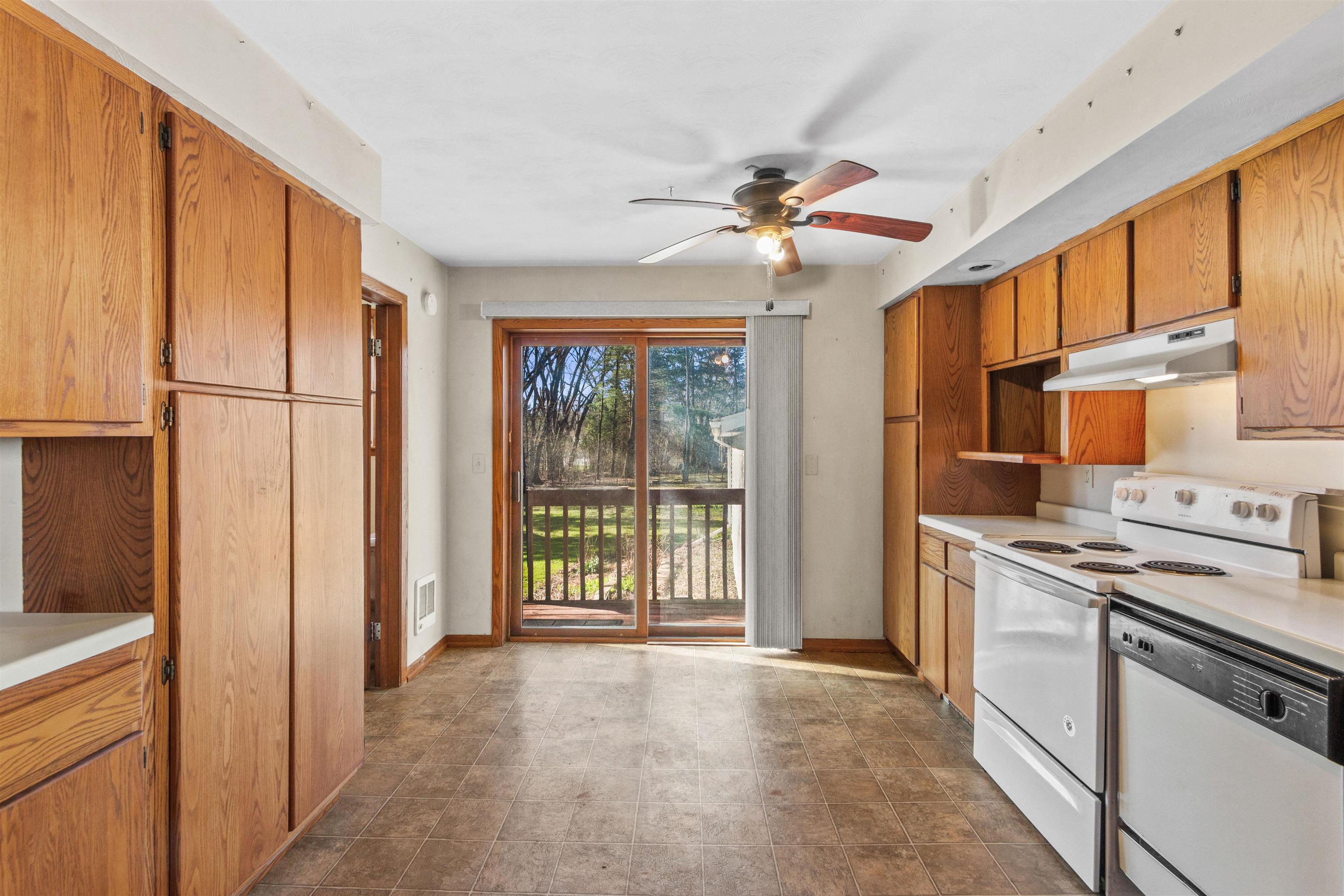 800 W 6TH STREET, Marshfield, Wisconsin 54449, 3 Bedrooms Bedrooms, ,1 BathroomBathrooms,Residential,For Sale,800 W 6TH STREET,22601549