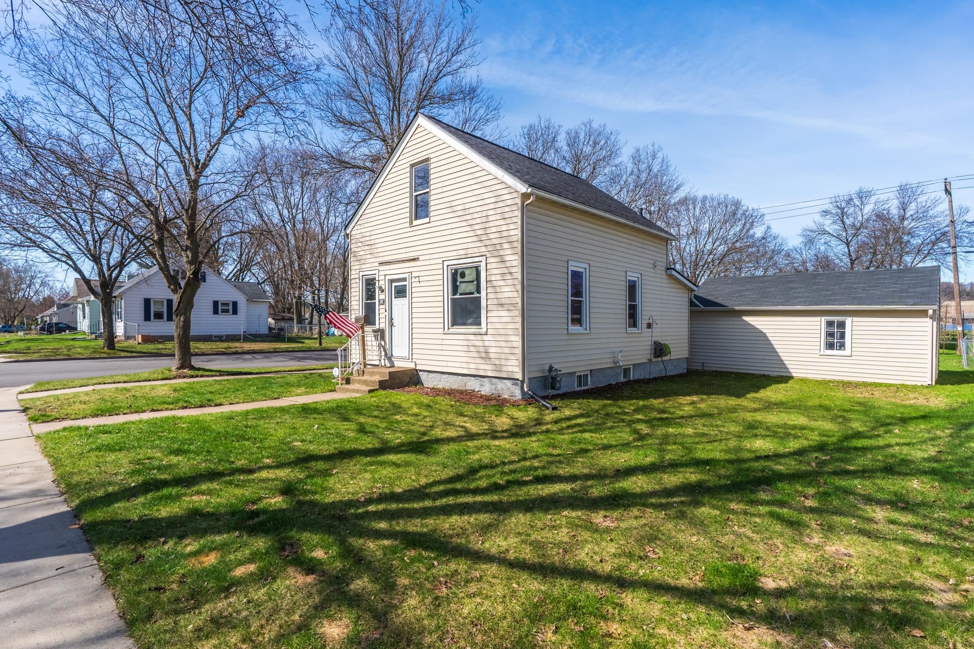 1002 N 9TH AVENUE, Wausau, Wisconsin 54401, 2 Bedrooms Bedrooms, ,1 BathroomBathrooms,Residential,For Sale,1002 N 9TH AVENUE,22601554