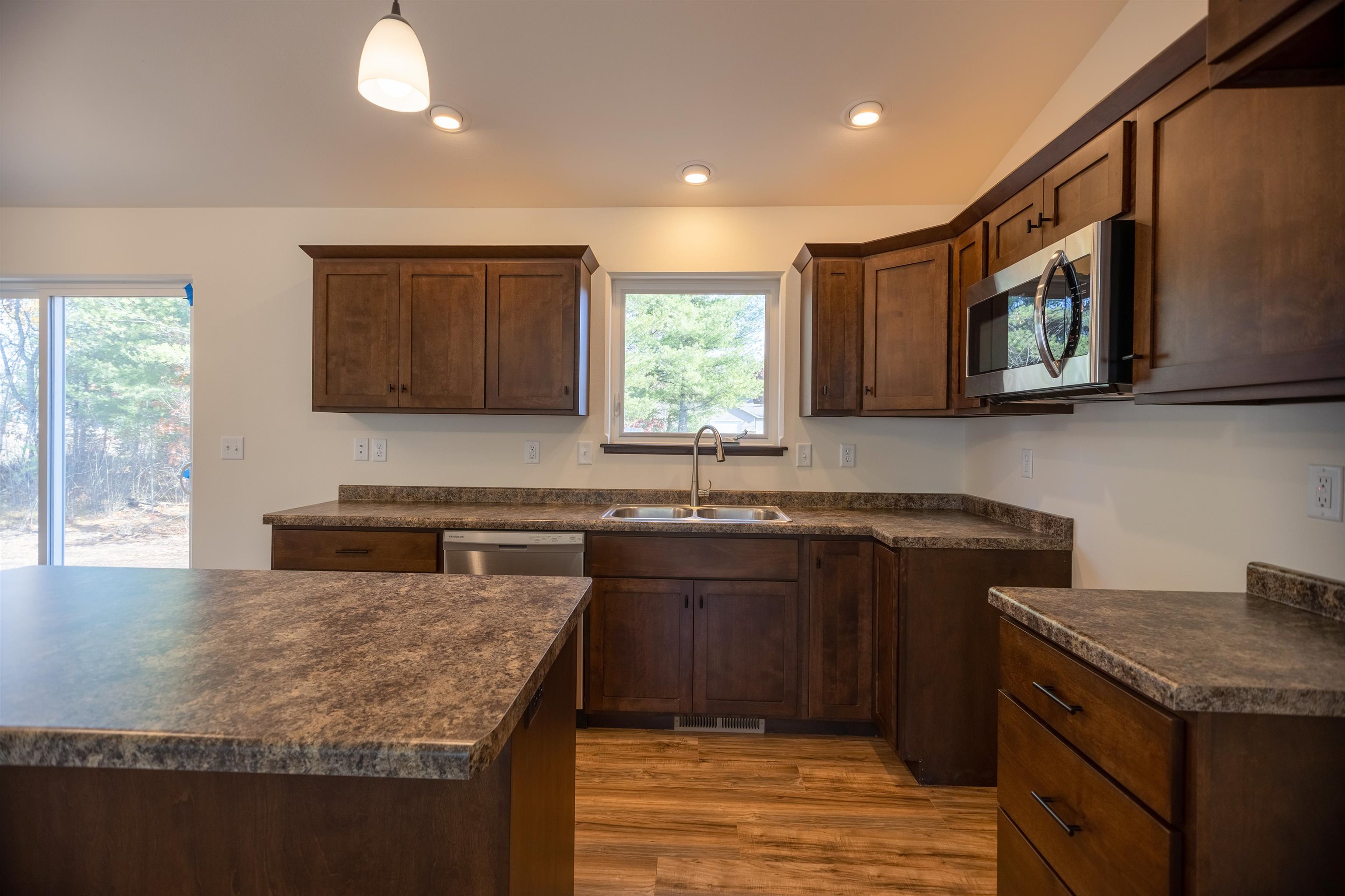 2204 S COTTONWOOD AVENUE, Marshfield, Wisconsin 54449, 3 Bedrooms Bedrooms, ,2 BathroomsBathrooms,Residential,For Sale,2204 S COTTONWOOD AVENUE,22601565