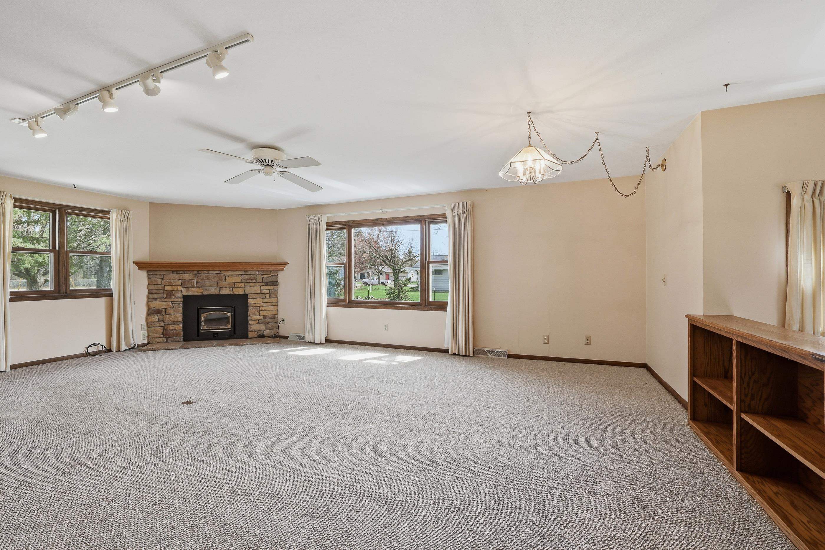 215 E WILLOW STREET, Stevens Point, Wisconsin 54481, 3 Bedrooms Bedrooms, ,2 BathroomsBathrooms,Residential,For Sale,215 E WILLOW STREET,22601569