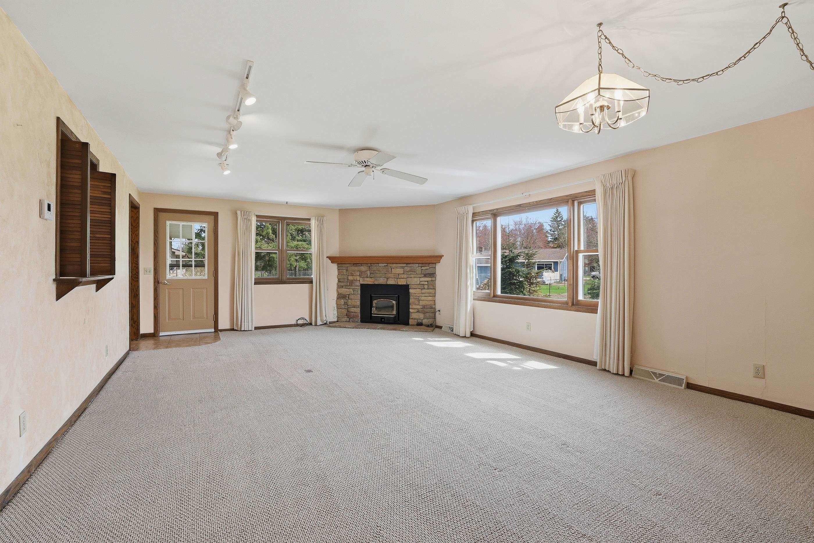 215 E WILLOW STREET, Stevens Point, Wisconsin 54481, 3 Bedrooms Bedrooms, ,2 BathroomsBathrooms,Residential,For Sale,215 E WILLOW STREET,22601569