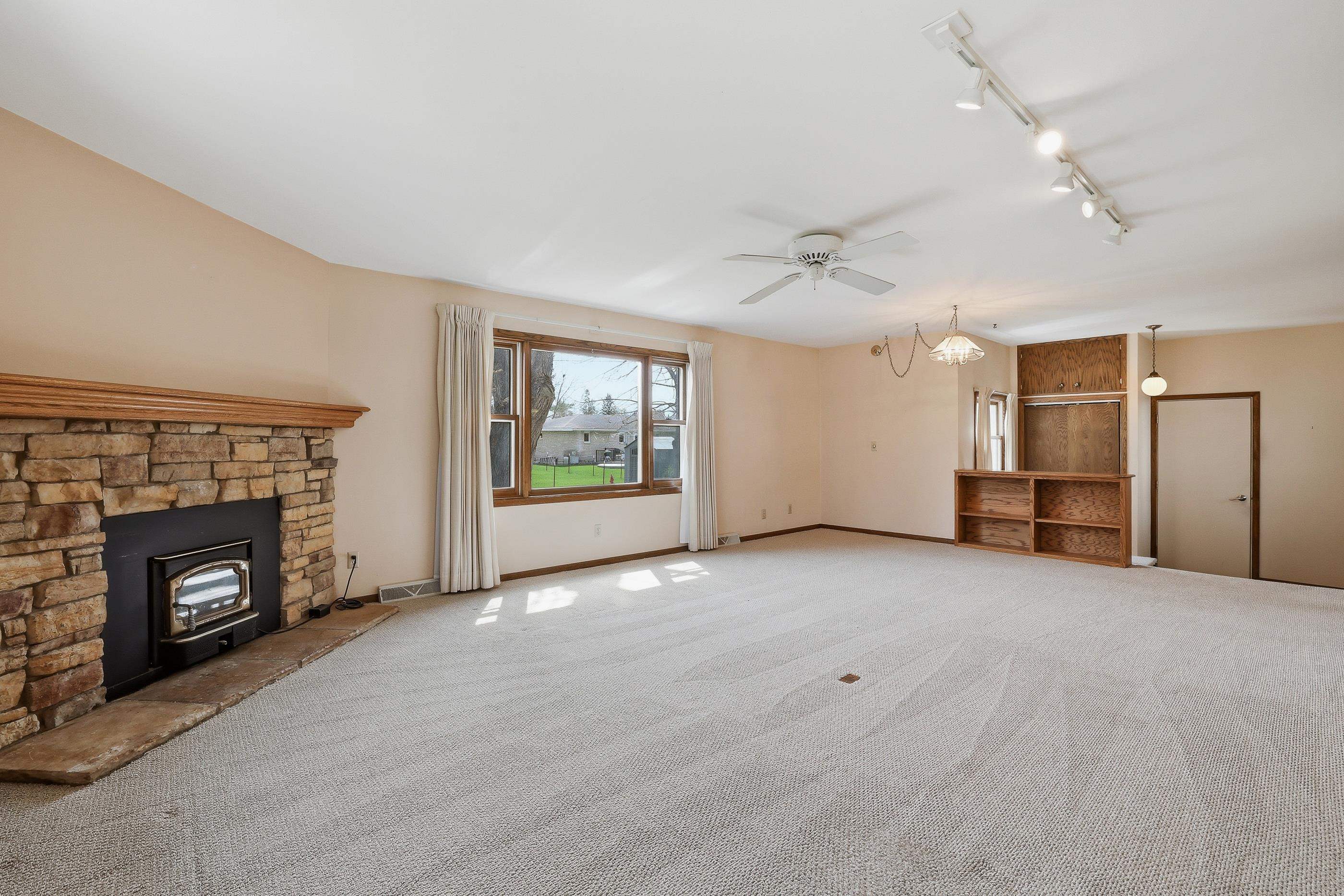 215 E WILLOW STREET, Stevens Point, Wisconsin 54481, 3 Bedrooms Bedrooms, ,2 BathroomsBathrooms,Residential,For Sale,215 E WILLOW STREET,22601569