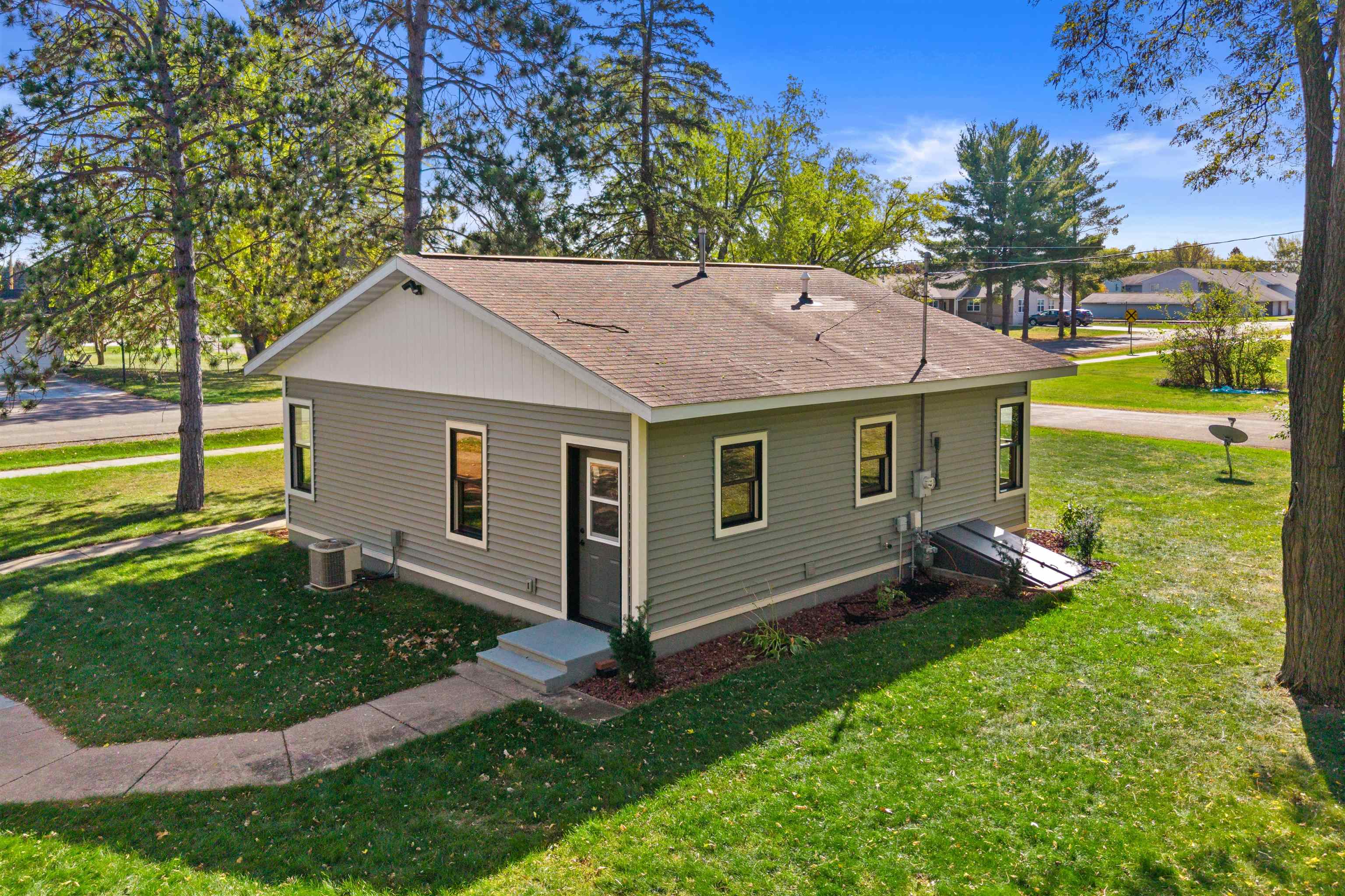 2581 WASHINGTON AVENUE, Plover, Wisconsin 54467, 2 Bedrooms Bedrooms, ,1 BathroomBathrooms,Residential,For Sale,2581 WASHINGTON AVENUE,22601637