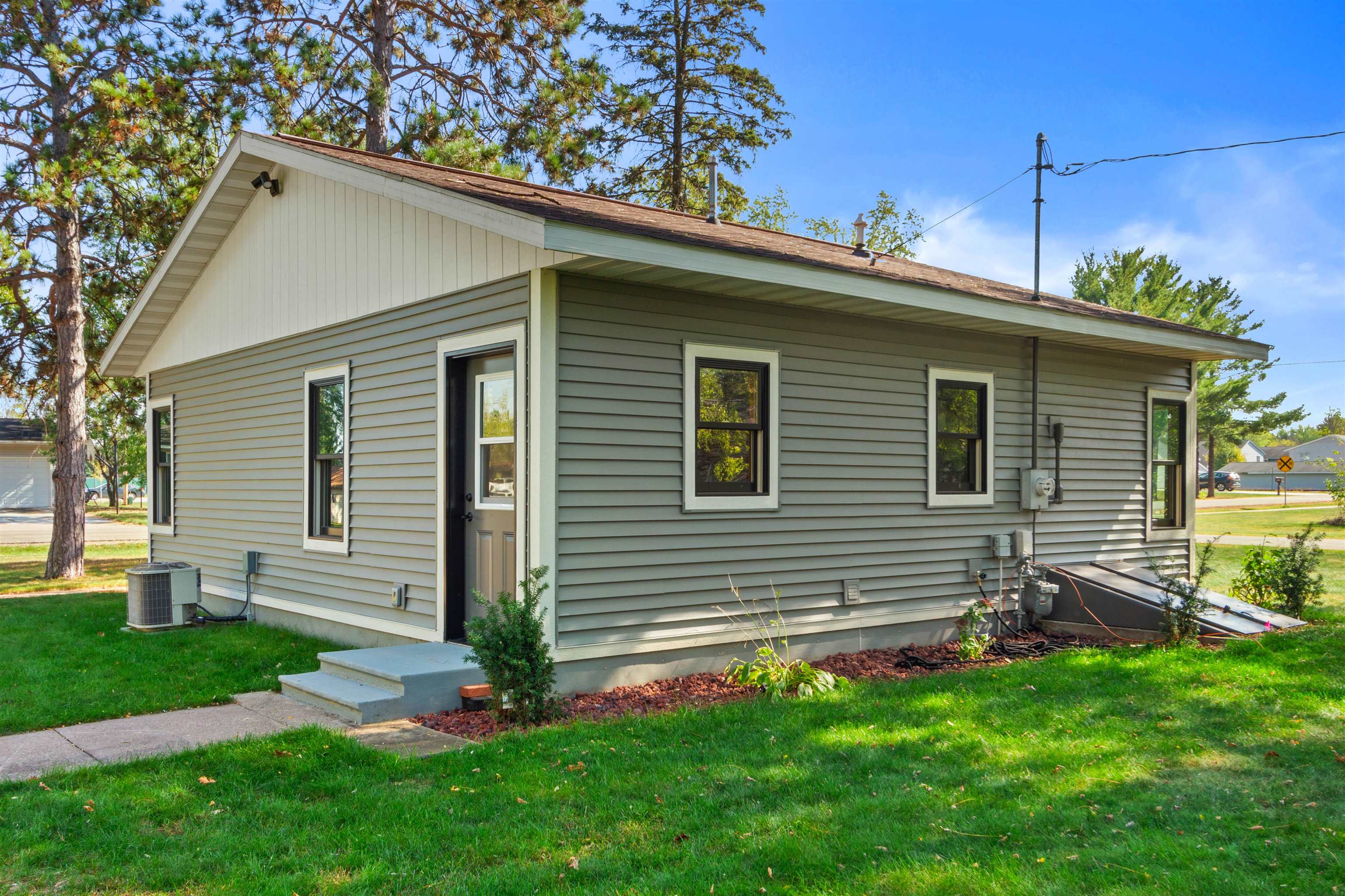 2581 WASHINGTON AVENUE, Plover, Wisconsin 54467, 2 Bedrooms Bedrooms, ,1 BathroomBathrooms,Residential,For Sale,2581 WASHINGTON AVENUE,22601637