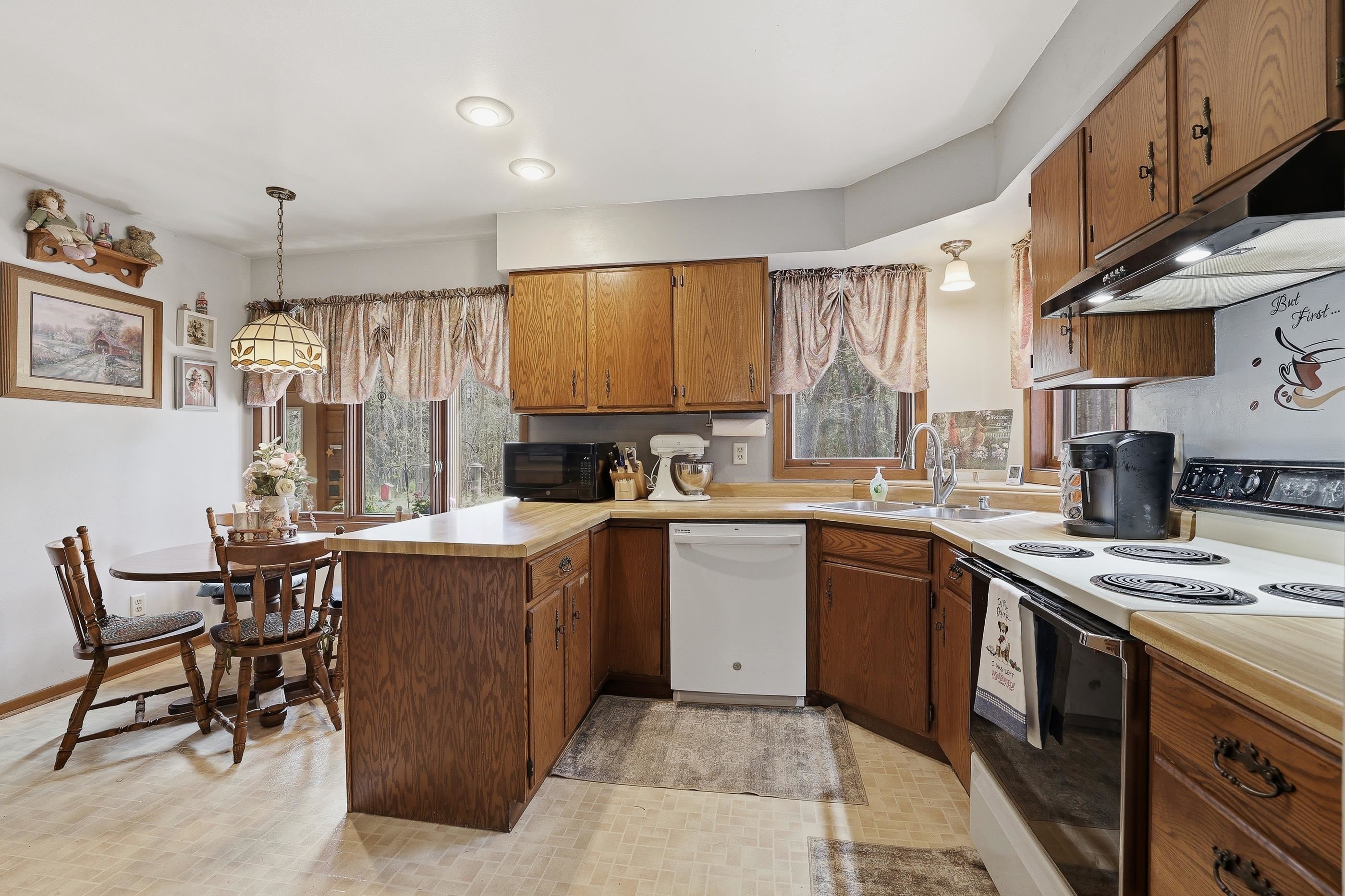 E2425 LAMPLIGHTER LANE, Waupaca, Wisconsin 54981, 3 Bedrooms Bedrooms, ,2 BathroomsBathrooms,Residential,For Sale,E2425 LAMPLIGHTER LANE,22601656