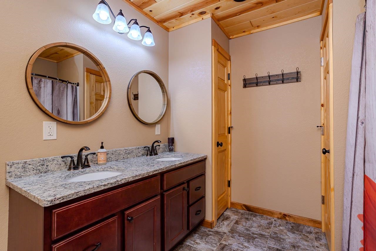 4387 DOUBLE OAKS TRAIL, Rhinelander, Wisconsin 54501, 4 Bedrooms Bedrooms, ,3 BathroomsBathrooms,Residential,For Sale,4387 DOUBLE OAKS TRAIL,22601714