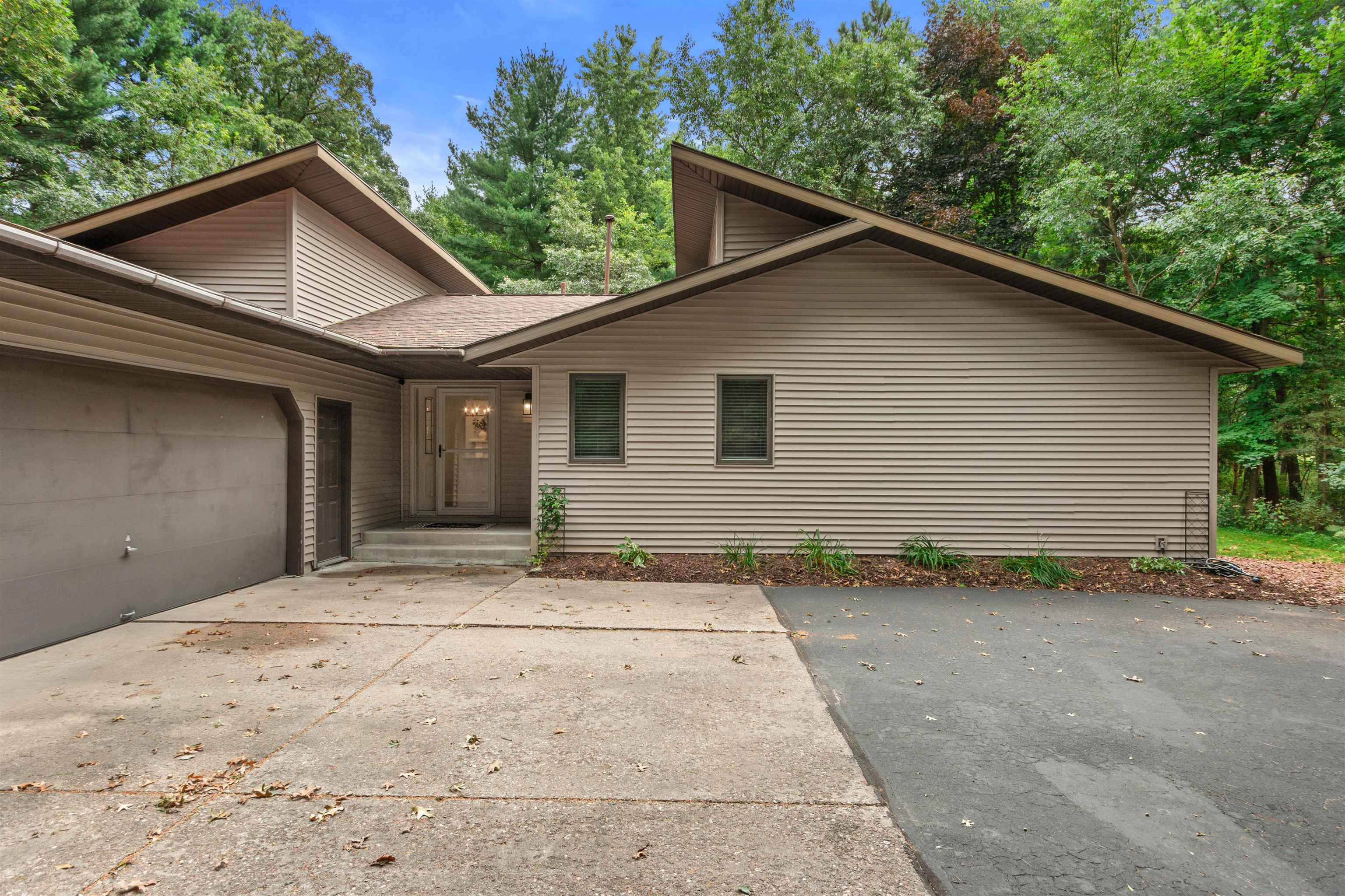 313 WOODLAND DRIVE, Stevens Point, Wisconsin 54482, 3 Bedrooms Bedrooms, ,2 BathroomsBathrooms,Residential,For Sale,313 WOODLAND DRIVE,22601752