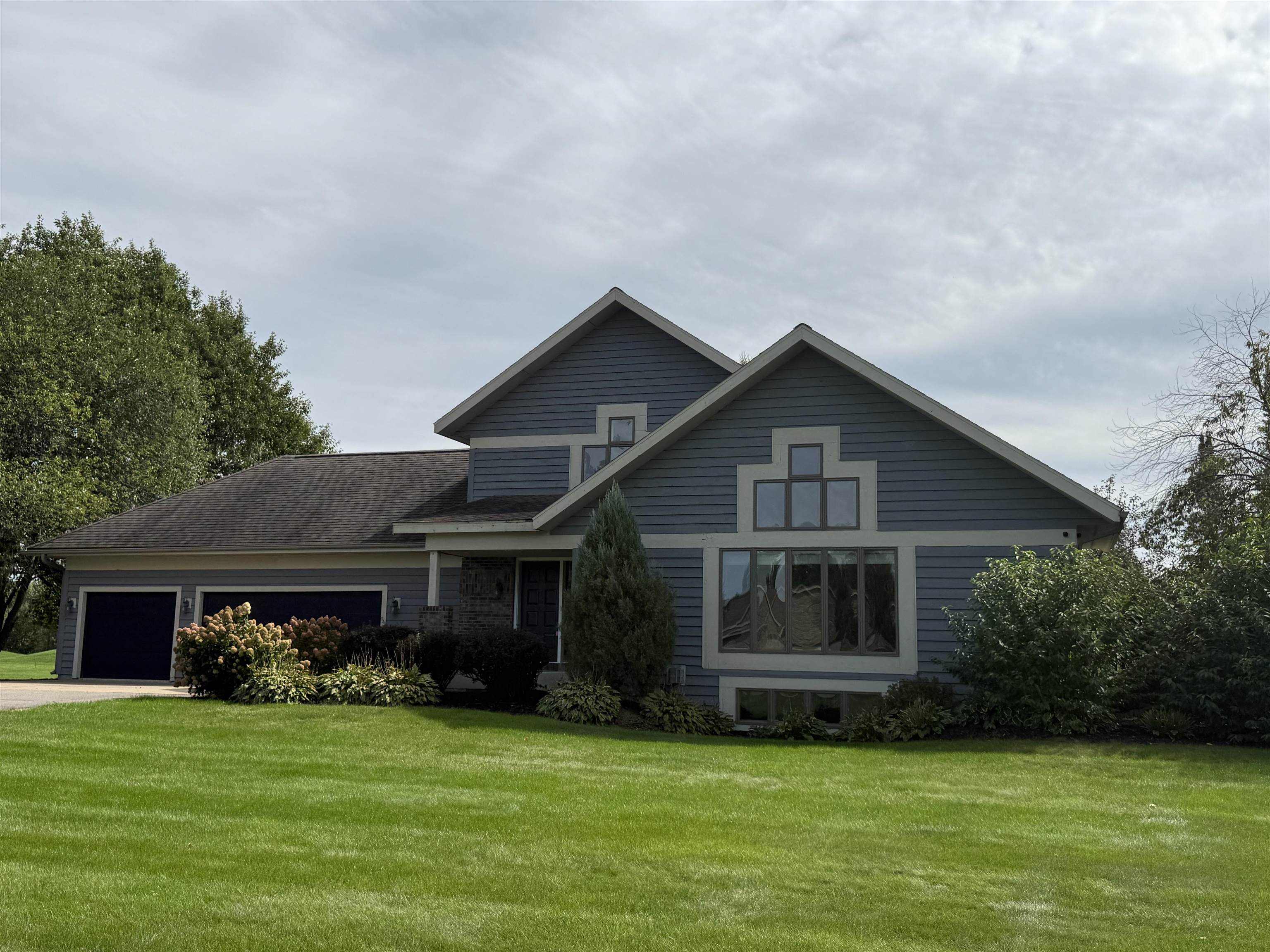 9854 RIVEREDGE DRIVE, Marshfield, Wisconsin 54449, 5 Bedrooms Bedrooms, ,4 BathroomsBathrooms,Residential,For Sale,9854 RIVEREDGE DRIVE,22601782