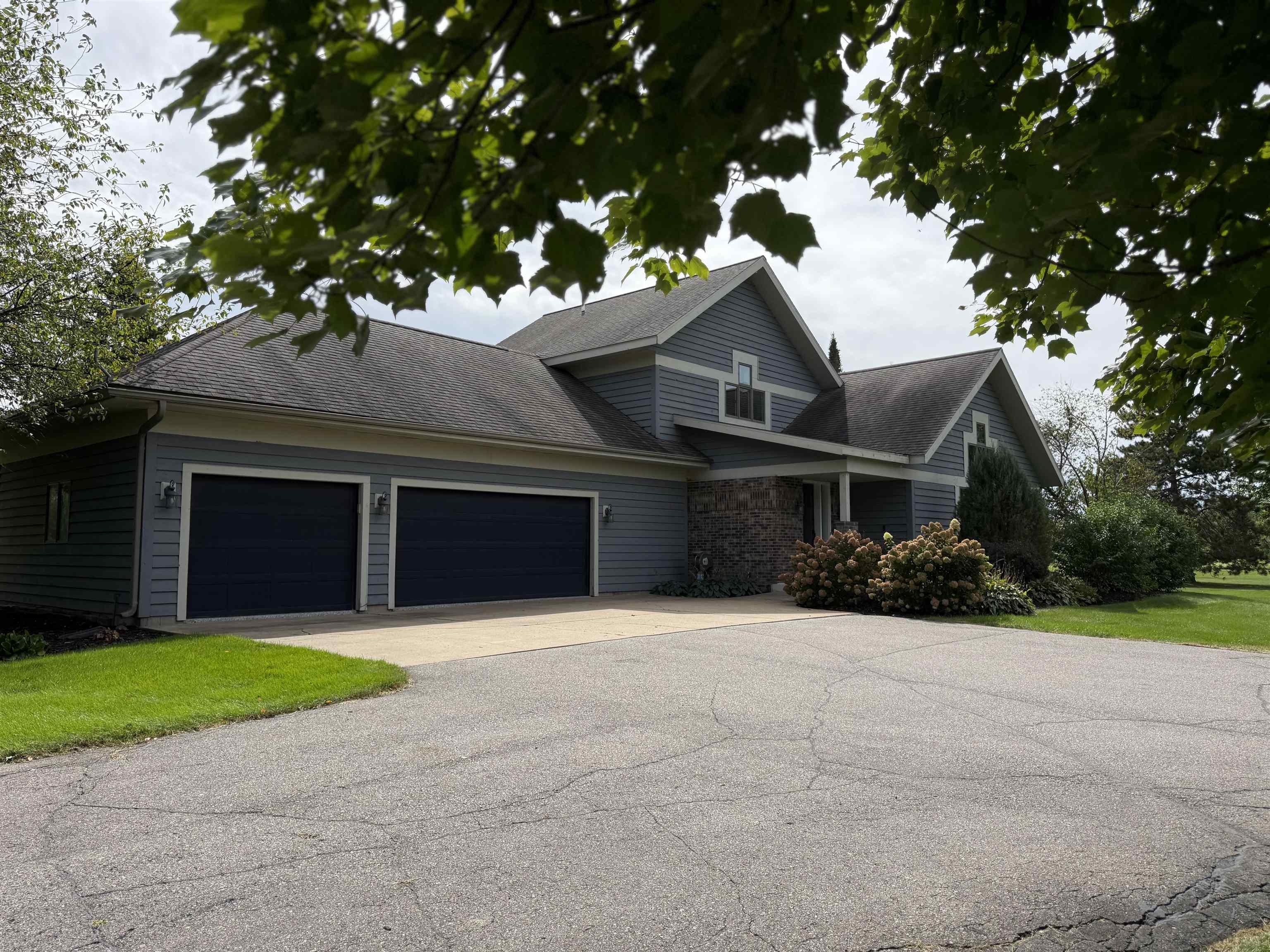9854 RIVEREDGE DRIVE, Marshfield, Wisconsin 54449, 5 Bedrooms Bedrooms, ,4 BathroomsBathrooms,Residential,For Sale,9854 RIVEREDGE DRIVE,22601782