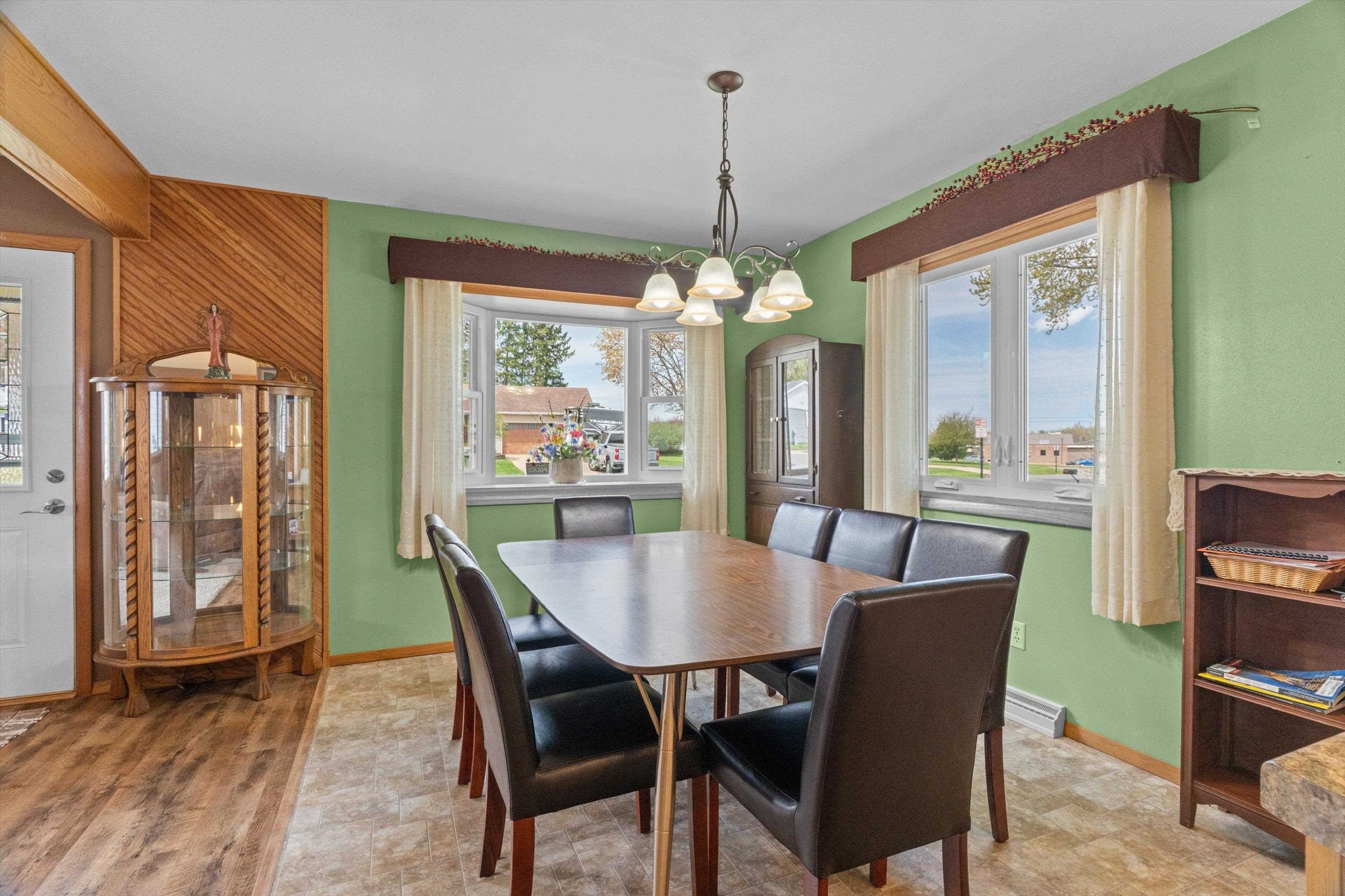 715 N HINMAN AVENUE, Marshfield, Wisconsin 54449, 3 Bedrooms Bedrooms, ,2 BathroomsBathrooms,Residential,For Sale,715 N HINMAN AVENUE,22601868