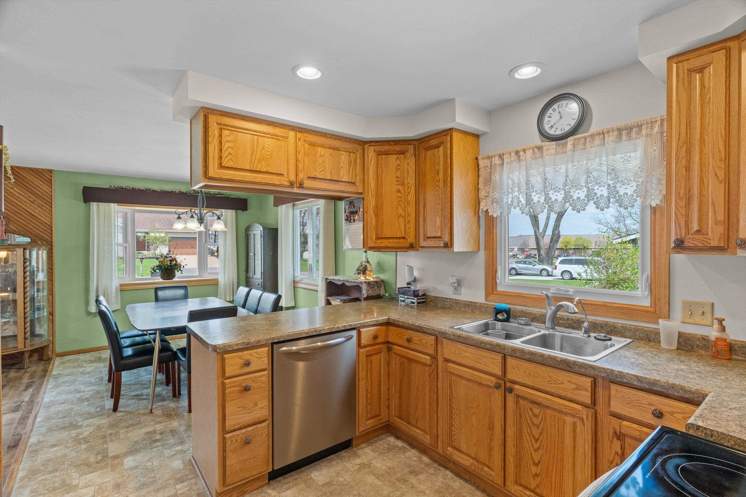 715 N HINMAN AVENUE, Marshfield, Wisconsin 54449, 3 Bedrooms Bedrooms, ,2 BathroomsBathrooms,Residential,For Sale,715 N HINMAN AVENUE,22601868