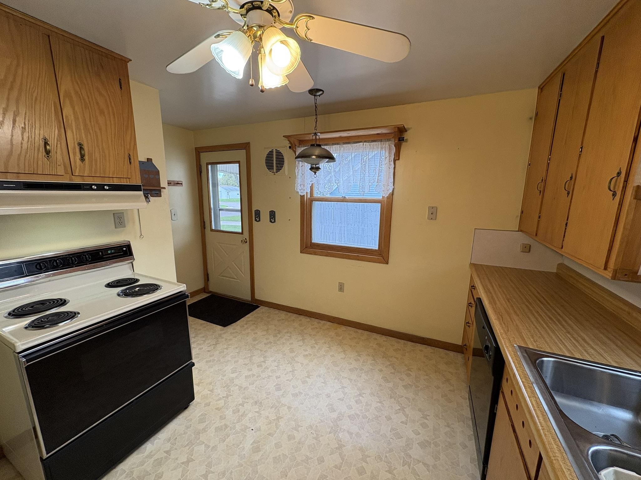 1521 MONROE STREET, Wisconsin Rapids, Wisconsin 54494, 2 Bedrooms Bedrooms, ,1 BathroomBathrooms,Residential,For Sale,1521 MONROE STREET,22601883