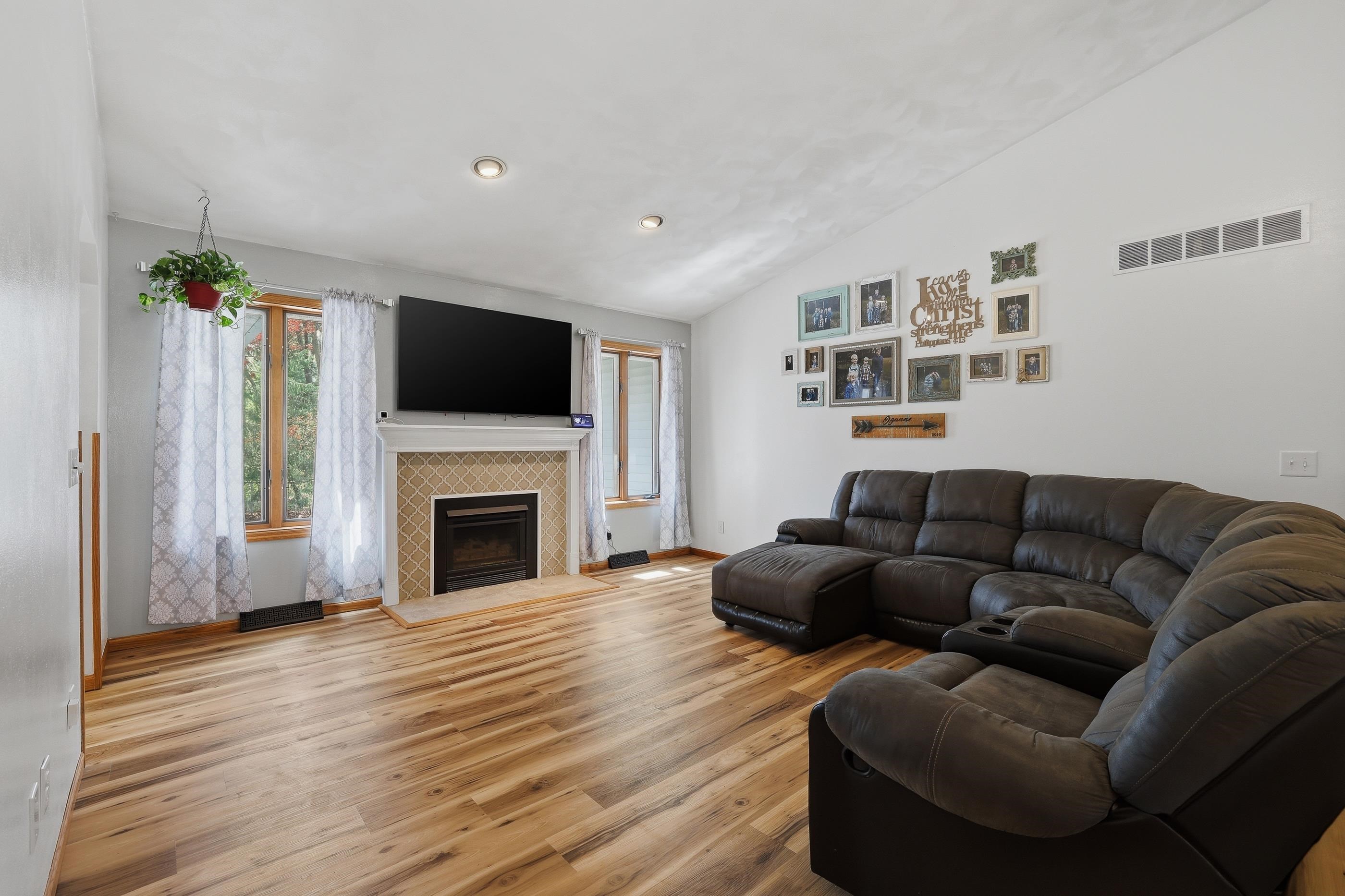 2151 W BREEZEWOOD, Plover, Wisconsin 54467, 5 Bedrooms Bedrooms, ,3 BathroomsBathrooms,Residential,For Sale,2151 W BREEZEWOOD,22601908