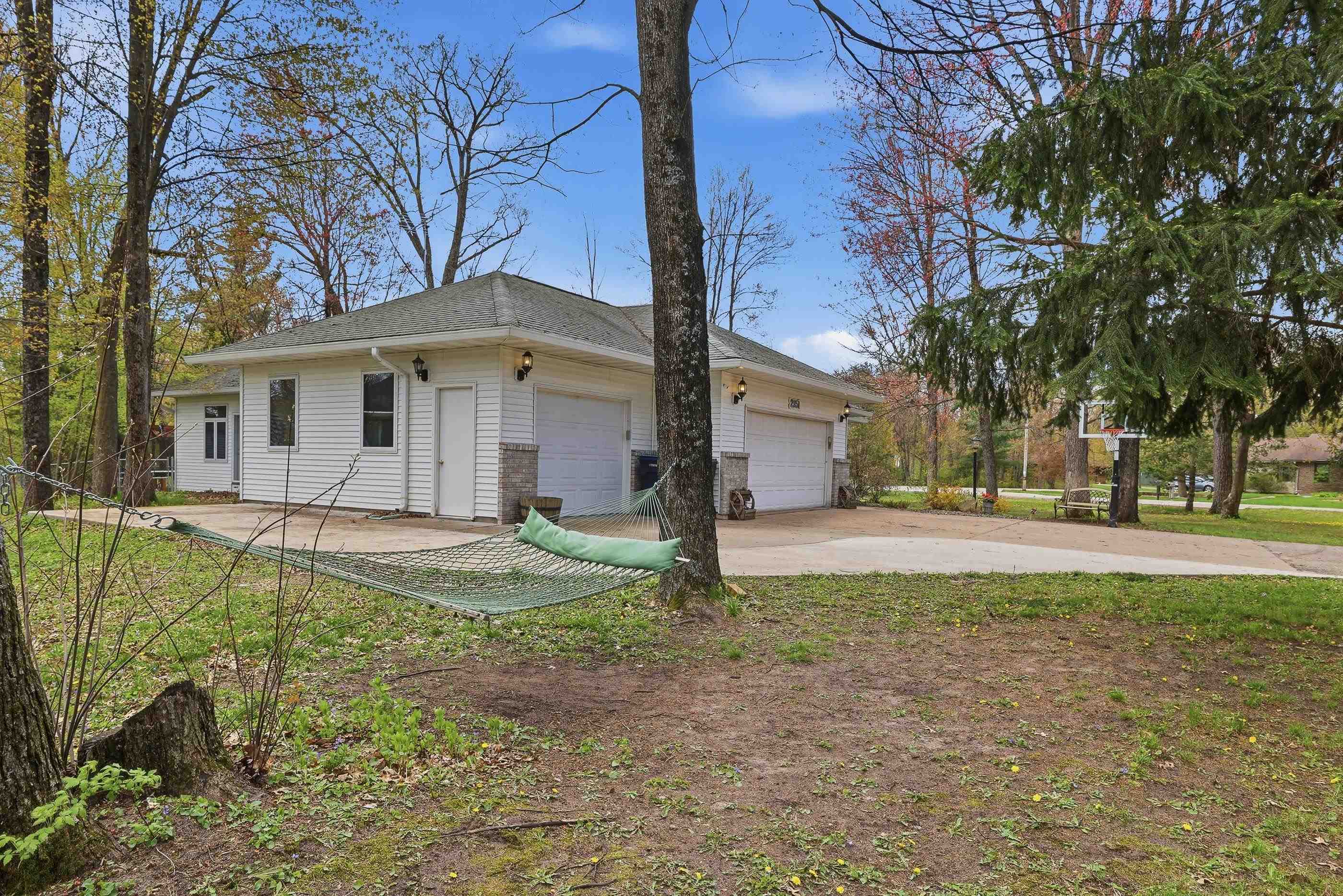 2151 W BREEZEWOOD, Plover, Wisconsin 54467, 5 Bedrooms Bedrooms, ,3 BathroomsBathrooms,Residential,For Sale,2151 W BREEZEWOOD,22601908
