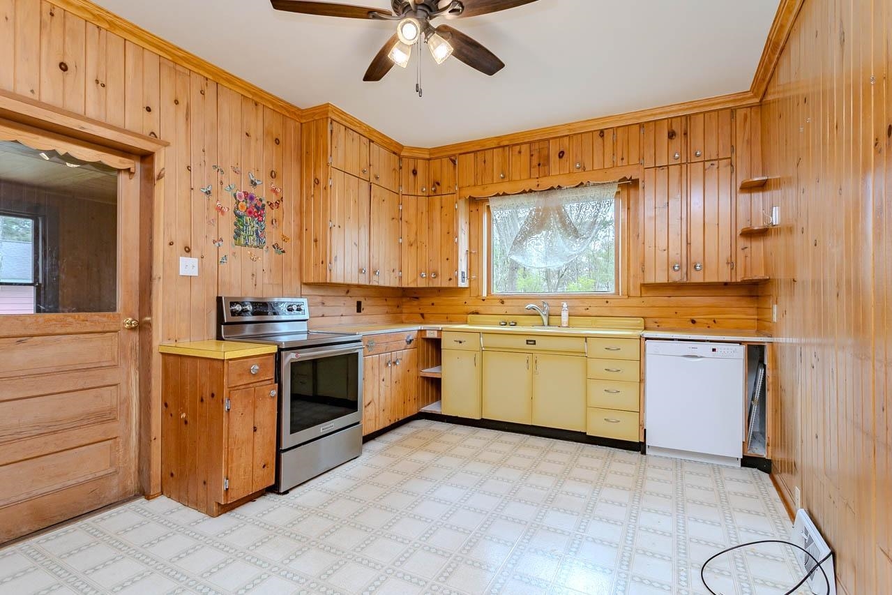 1403 WATER STREET, Merrill, Wisconsin 54452, 4 Bedrooms Bedrooms, ,3 BathroomsBathrooms,Residential,For Sale,1403 WATER STREET,22601917