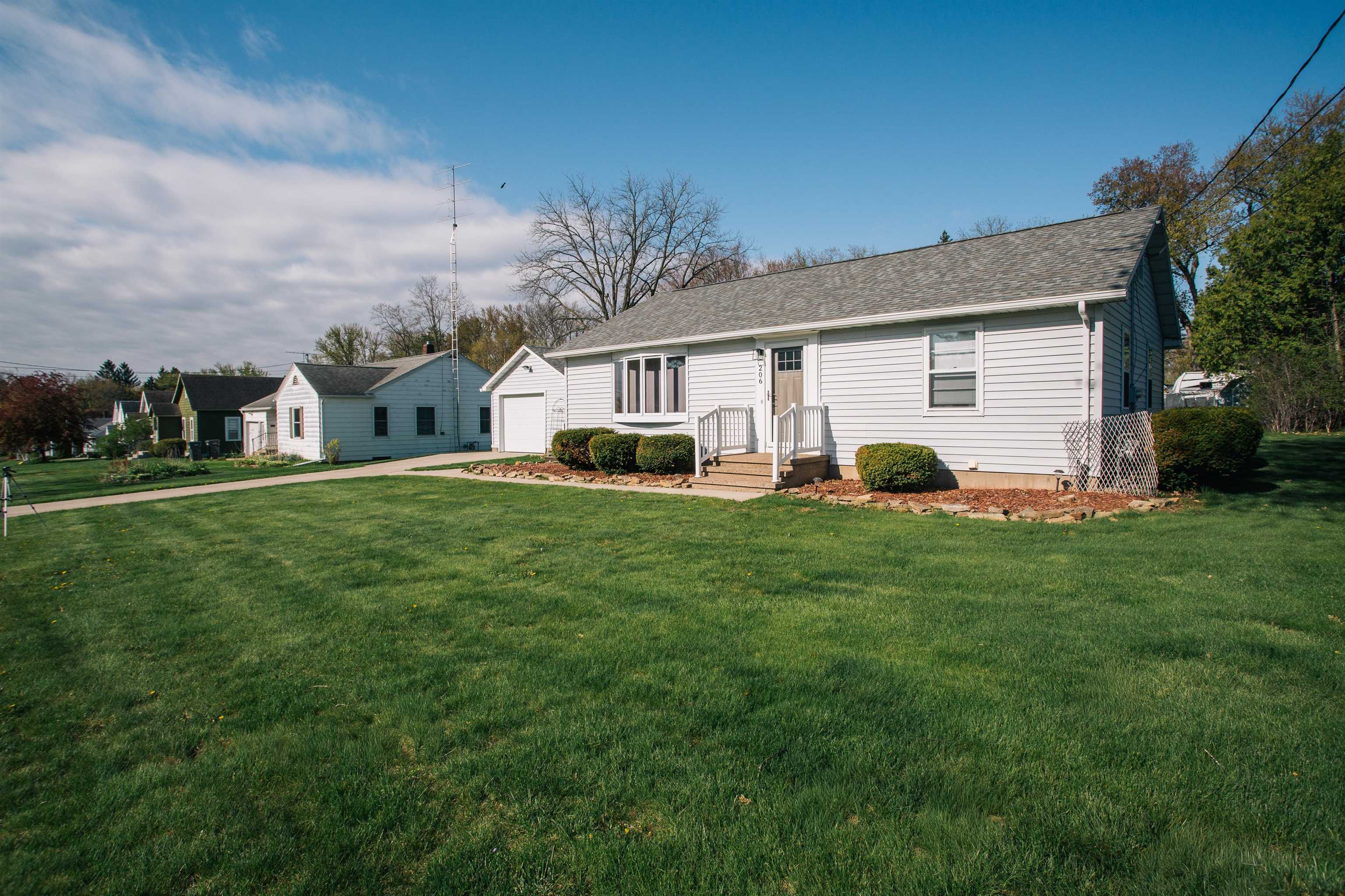 206 S STATE AVENUE, Marshfield, Wisconsin 54449, 2 Bedrooms Bedrooms, ,1 BathroomBathrooms,Residential,For Sale,206 S STATE AVENUE,22601953