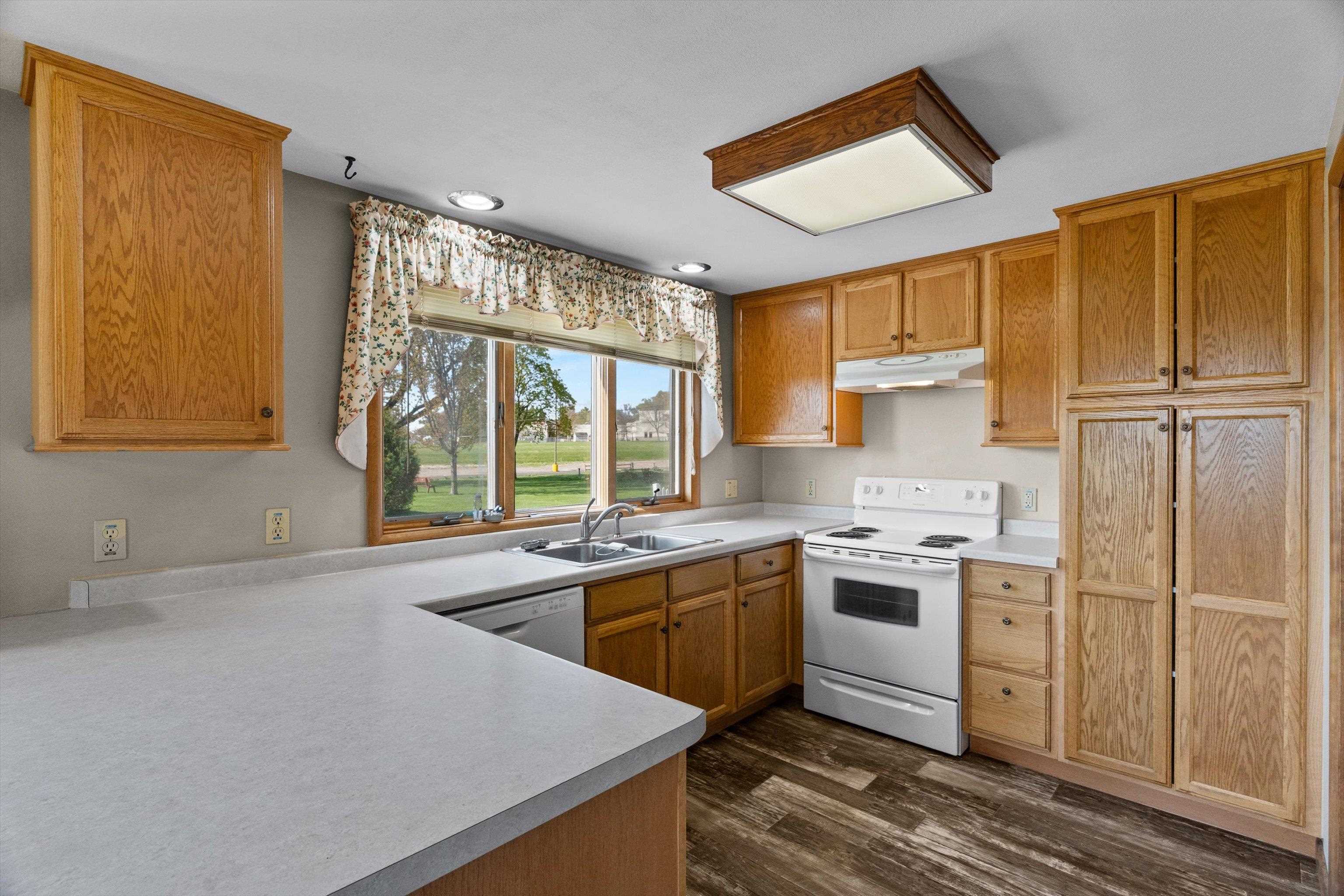 808 N WALNUT AVENUE, Marshfield, Wisconsin 54449, 3 Bedrooms Bedrooms, ,2 BathroomsBathrooms,Residential,For Sale,808 N WALNUT AVENUE,22601971