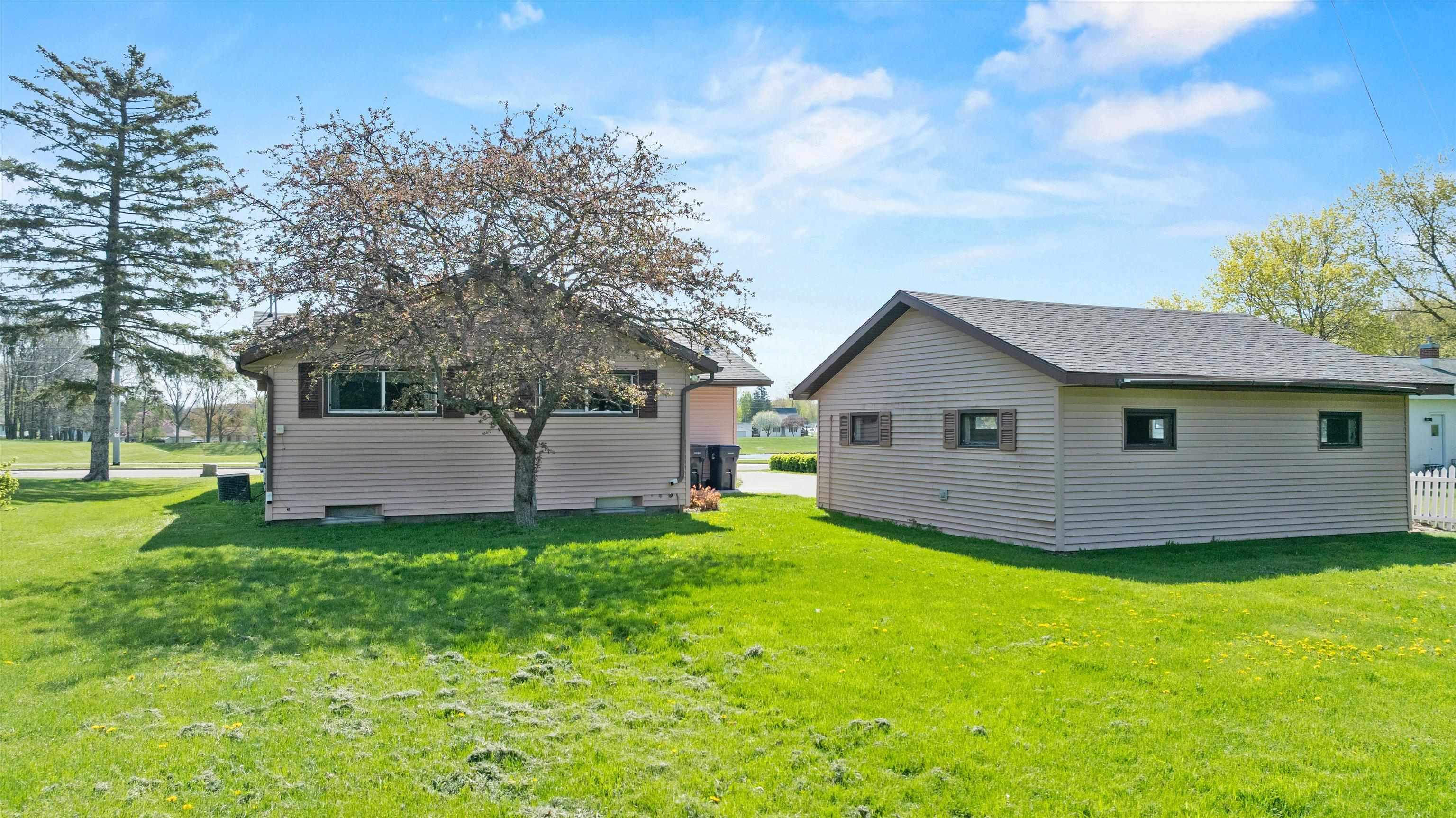 808 N WALNUT AVENUE, Marshfield, Wisconsin 54449, 3 Bedrooms Bedrooms, ,2 BathroomsBathrooms,Residential,For Sale,808 N WALNUT AVENUE,22601971