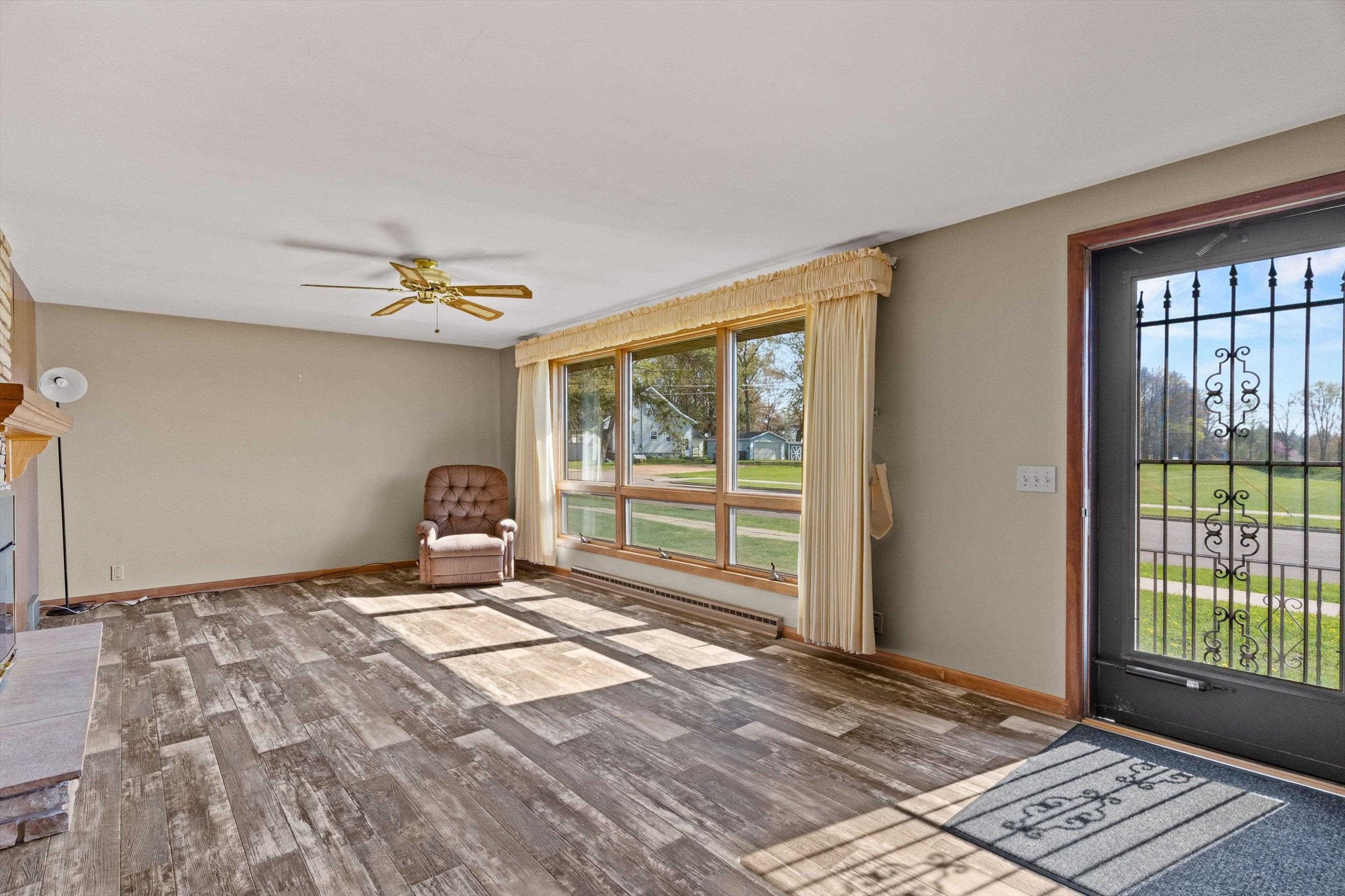 808 N WALNUT AVENUE, Marshfield, Wisconsin 54449, 3 Bedrooms Bedrooms, ,2 BathroomsBathrooms,Residential,For Sale,808 N WALNUT AVENUE,22601971