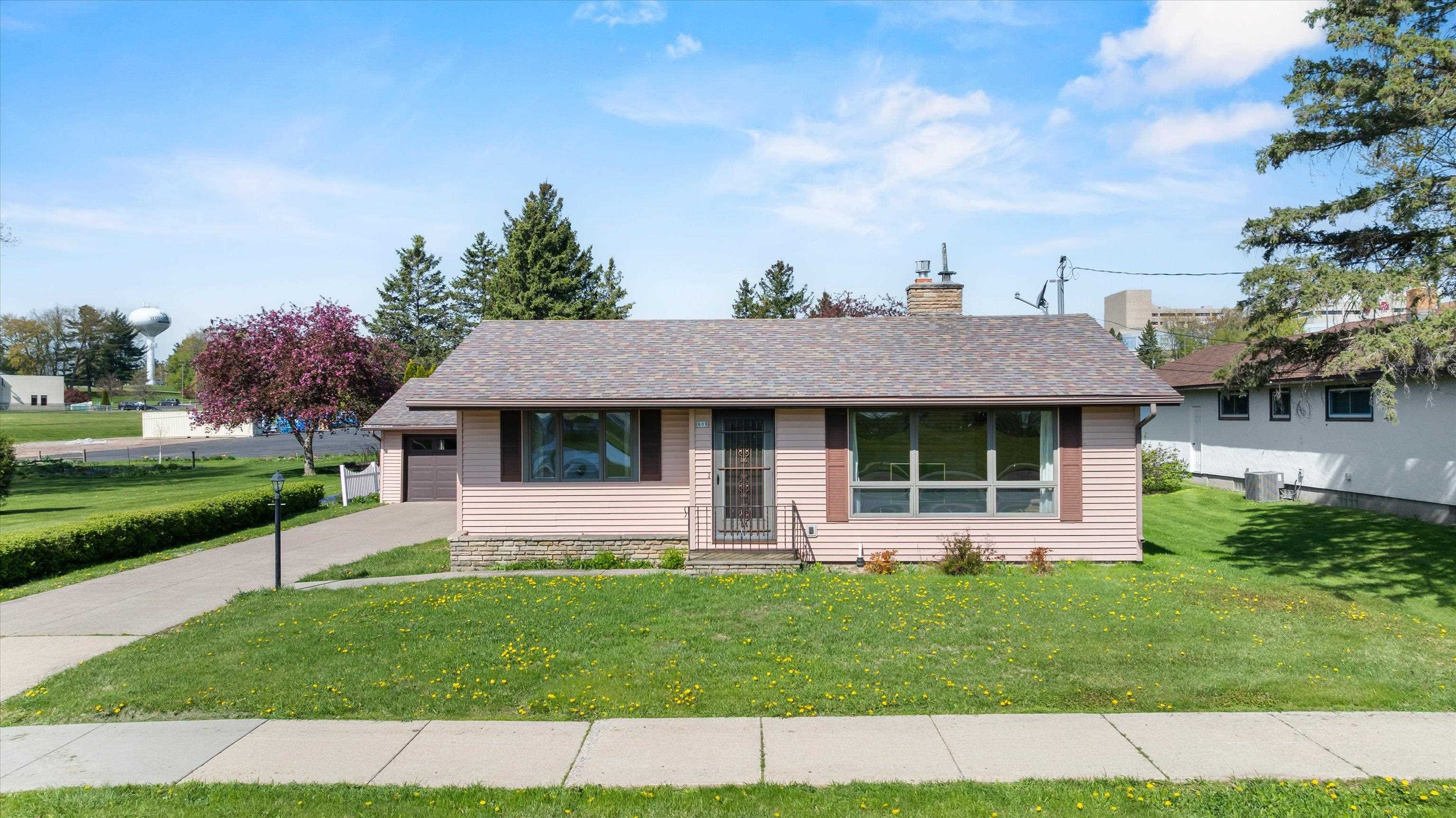 808 N WALNUT AVENUE, Marshfield, Wisconsin 54449, 3 Bedrooms Bedrooms, ,2 BathroomsBathrooms,Residential,For Sale,808 N WALNUT AVENUE,22601971