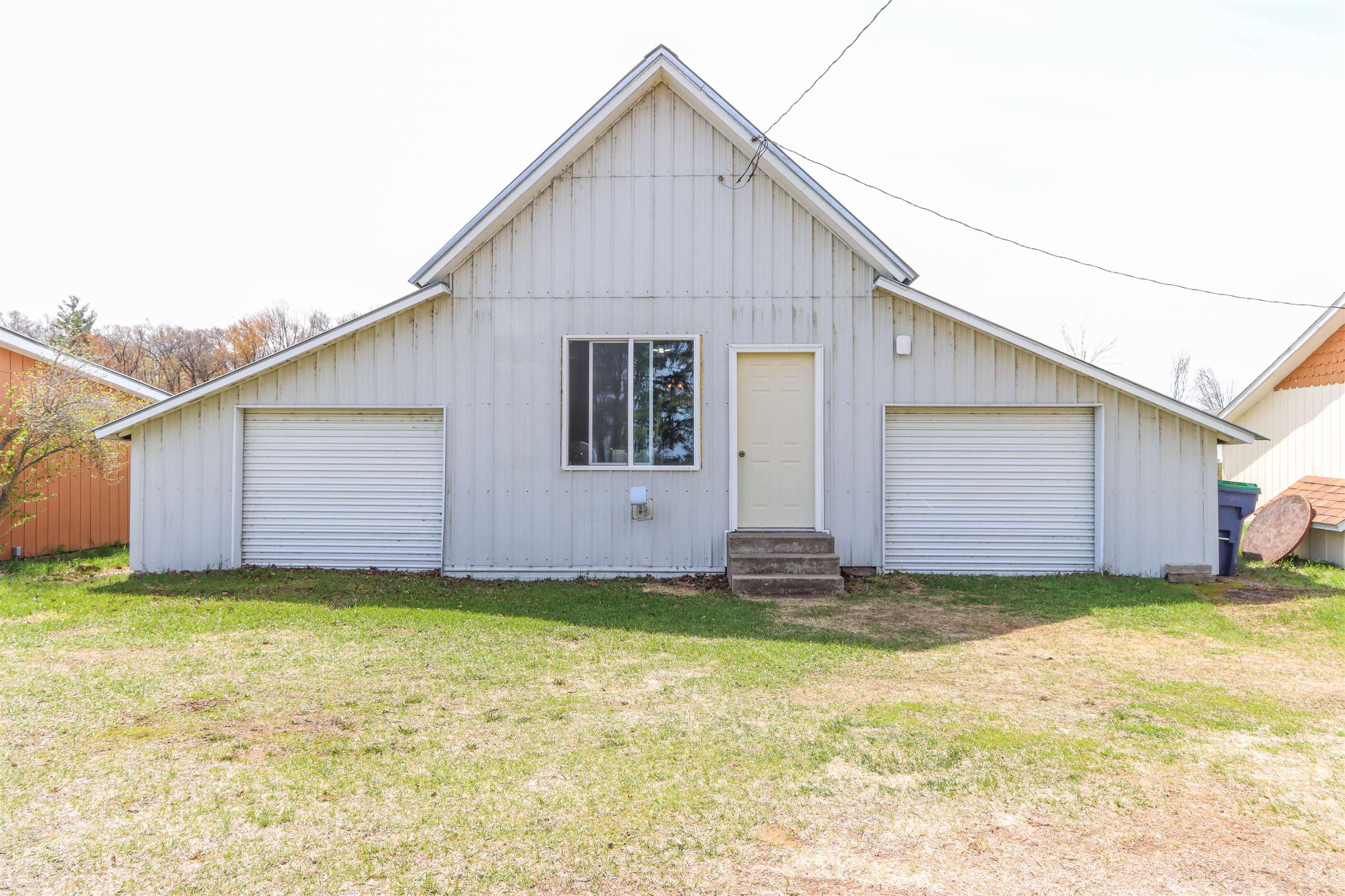 with 1 stall garages on either side