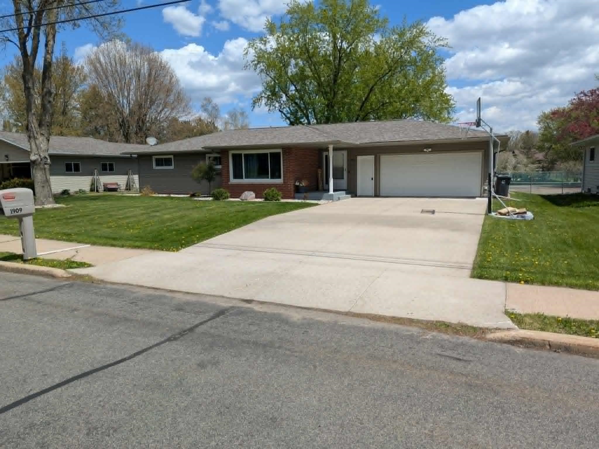 1909 S PALMETTO AVENUE, Marshfield, Wisconsin 54449, 3 Bedrooms Bedrooms, ,1 BathroomBathrooms,Residential,For Sale,1909 S PALMETTO AVENUE,22601981