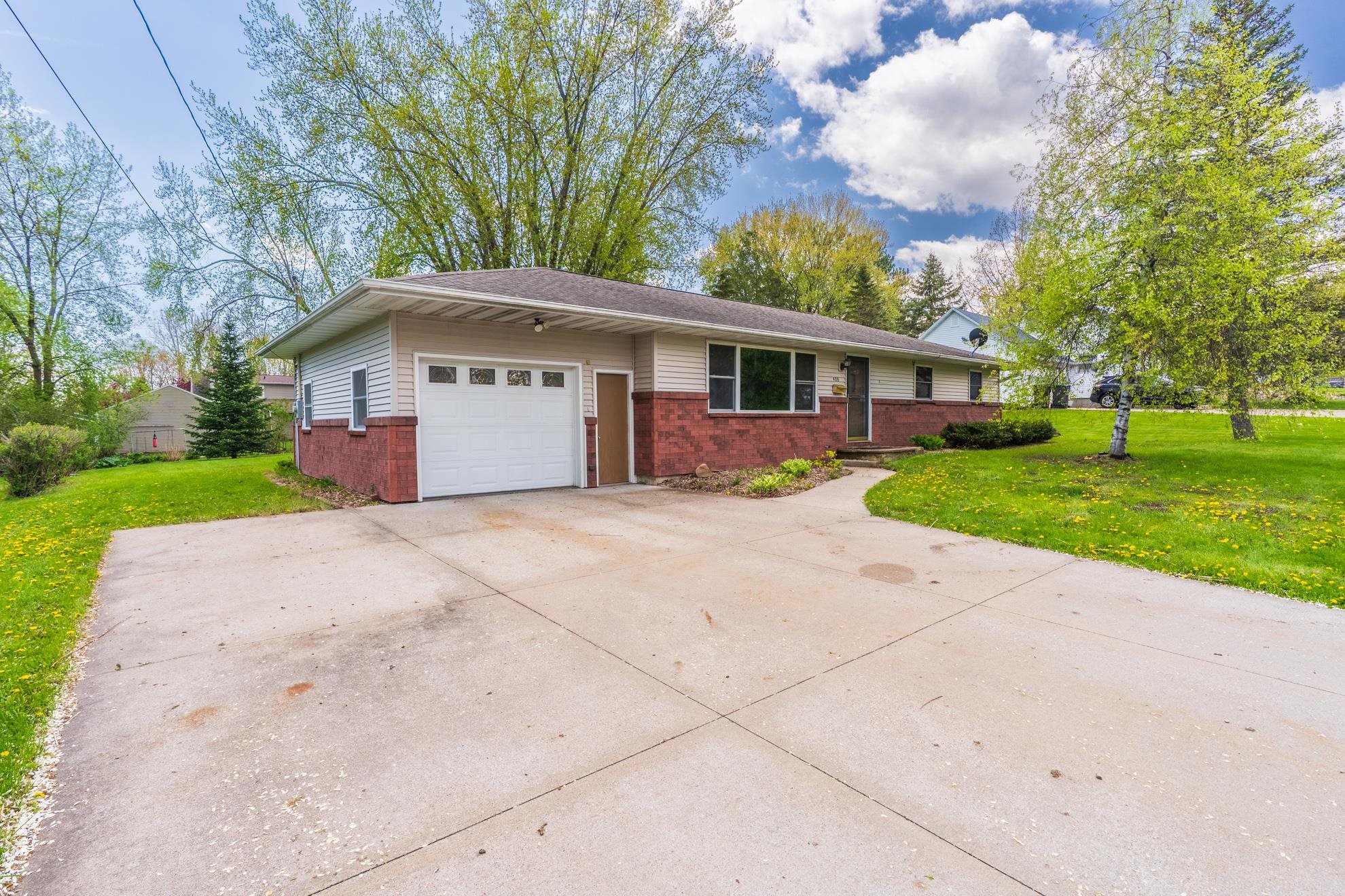 408 W JEFFERSON STREET, Marshfield, Wisconsin 54449, 4 Bedrooms Bedrooms, ,1 BathroomBathrooms,Residential,For Sale,408 W JEFFERSON STREET,22602084