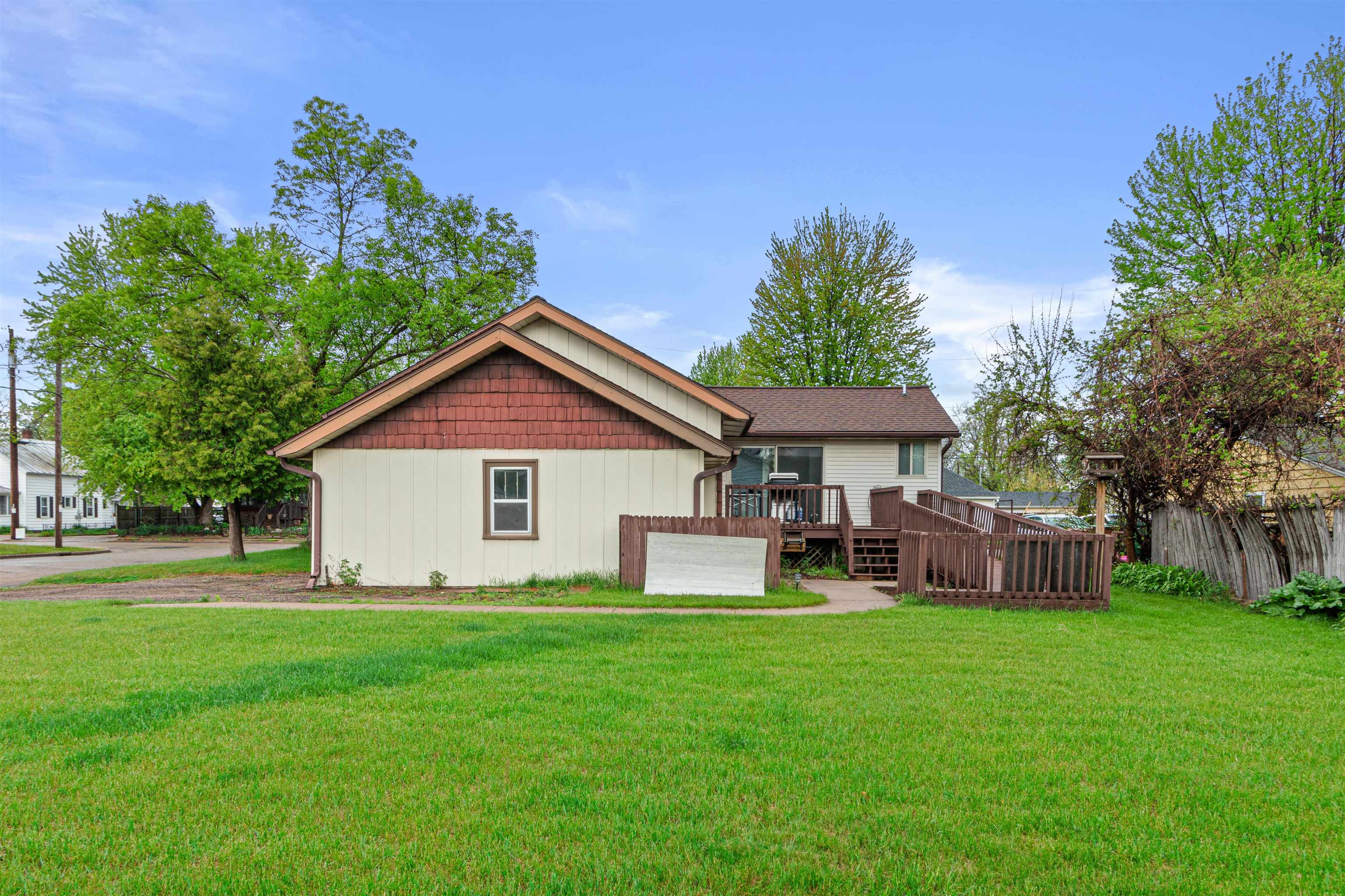 1101 FRANCIS STREET, Stevens Point, Wisconsin 54481, 3 Bedrooms Bedrooms, ,2 BathroomsBathrooms,Residential,For Sale,1101 FRANCIS STREET,22602183