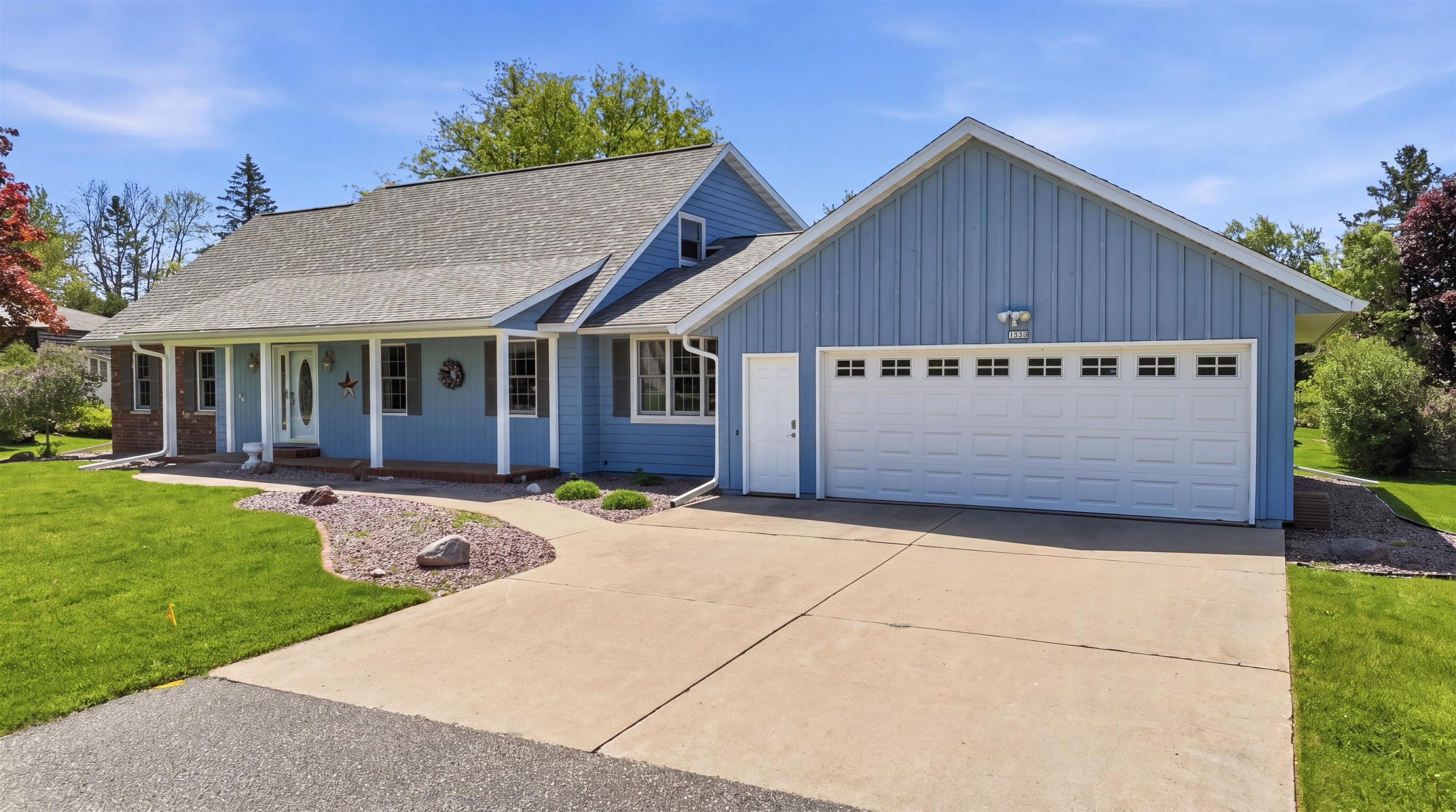 1006 W BLODGETT STREET, Marshfield, Wisconsin 54449, 5 Bedrooms Bedrooms, ,2 BathroomsBathrooms,Residential,For Sale,1006 W BLODGETT STREET,22602366