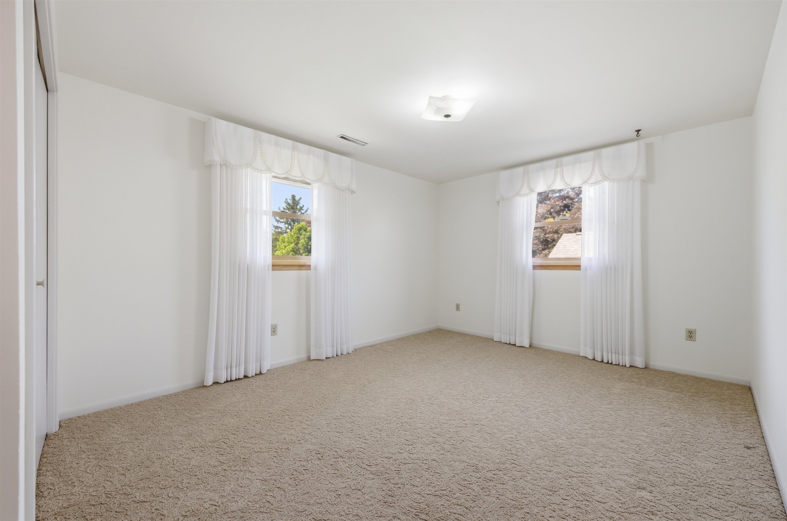 1006 W BLODGETT STREET, Marshfield, Wisconsin 54449, 5 Bedrooms Bedrooms, ,2 BathroomsBathrooms,Residential,For Sale,1006 W BLODGETT STREET,22602366
