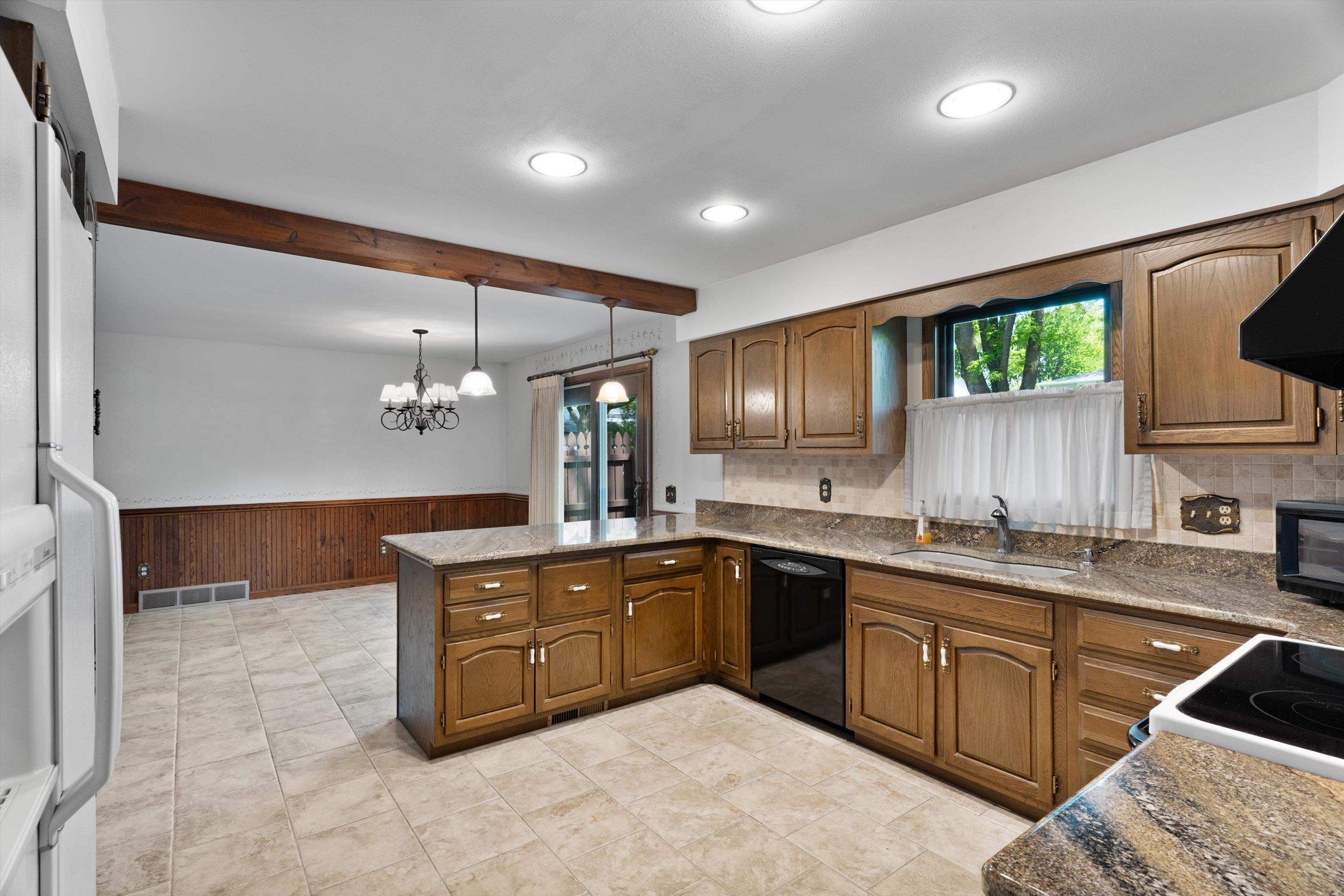 1506 W 4TH STREET, Marshfield, Wisconsin 54449-2545, 4 Bedrooms Bedrooms, ,3 BathroomsBathrooms,Residential,For Sale,1506 W 4TH STREET,22602371