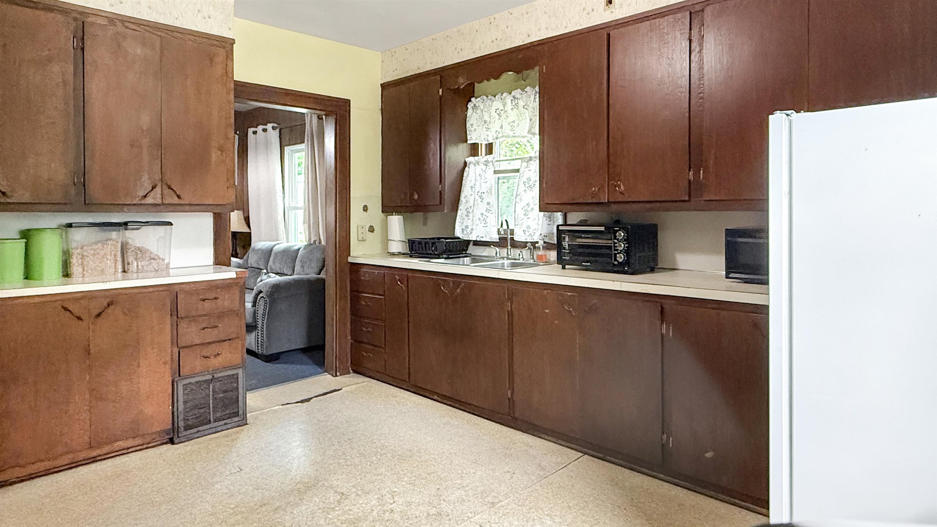 507 W CLEVELAND STREET, Marshfield, Wisconsin 54449, 4 Bedrooms Bedrooms, ,1 BathroomBathrooms,Residential,For Sale,507 W CLEVELAND STREET,22602604