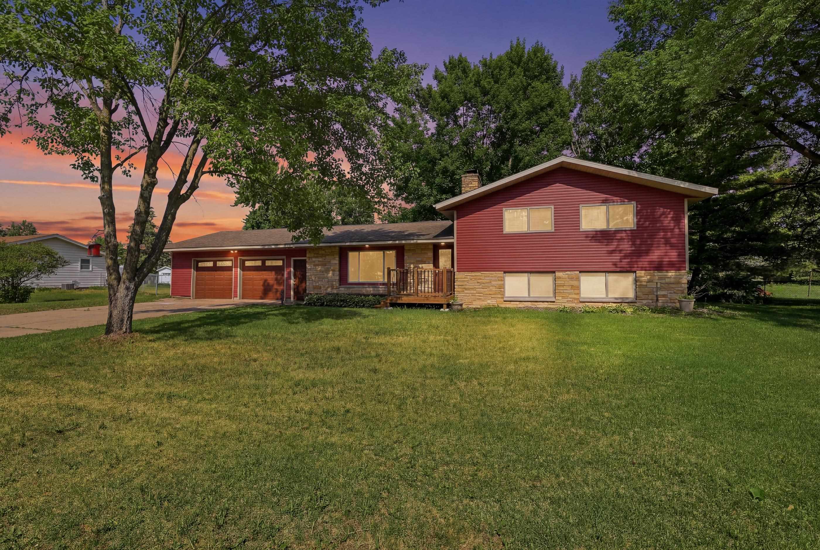 1917 COUNTRY CLUB DRIVE, Stevens Point, Wisconsin 54481, 4 Bedrooms Bedrooms, ,2 BathroomsBathrooms,Residential,For Sale,1917 COUNTRY CLUB DRIVE,22602667