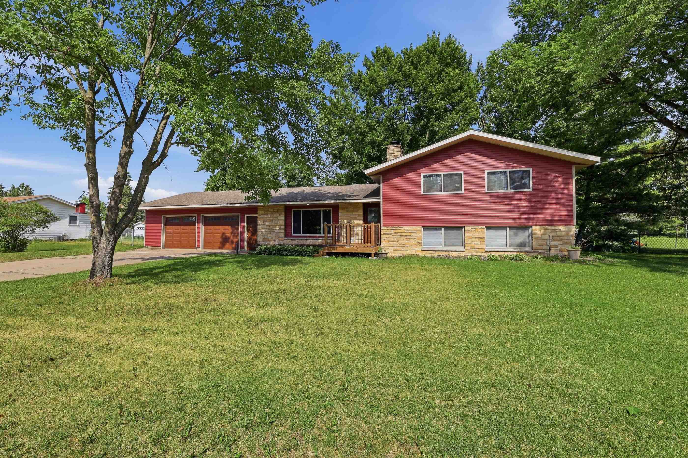 1917 COUNTRY CLUB DRIVE, Stevens Point, Wisconsin 54481, 4 Bedrooms Bedrooms, ,2 BathroomsBathrooms,Residential,For Sale,1917 COUNTRY CLUB DRIVE,22602667