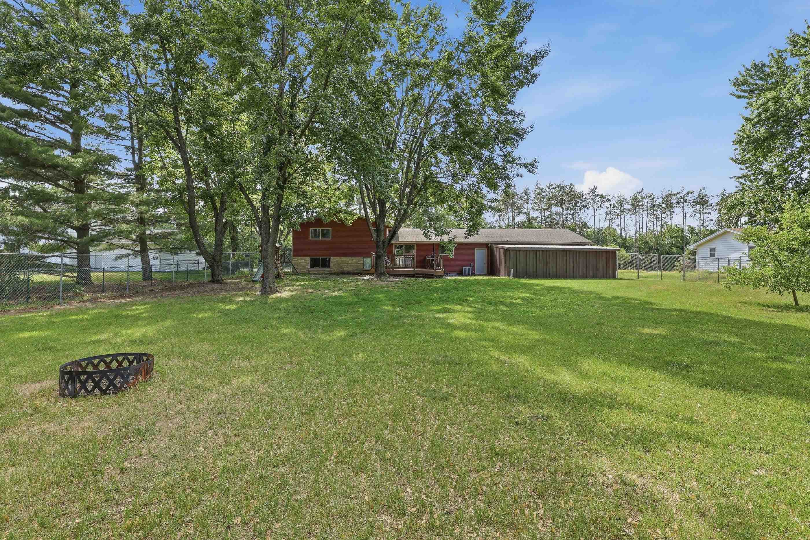 1917 COUNTRY CLUB DRIVE, Stevens Point, Wisconsin 54481, 4 Bedrooms Bedrooms, ,2 BathroomsBathrooms,Residential,For Sale,1917 COUNTRY CLUB DRIVE,22602667