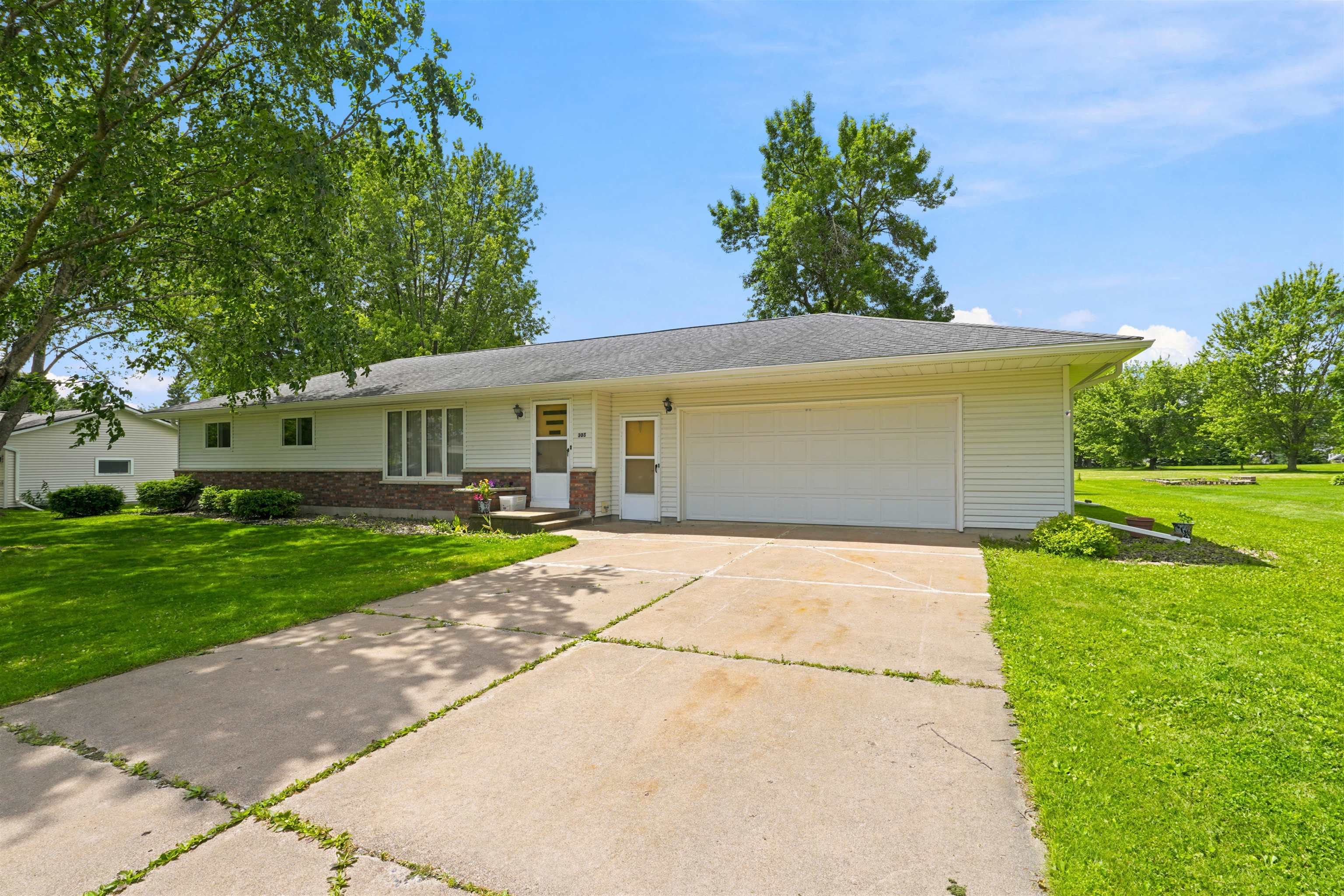 303 S 2ND LANE, Abbotsford, Wisconsin 54405, 3 Bedrooms Bedrooms, ,1 BathroomBathrooms,Residential,For Sale,303 S 2ND LANE,22602804