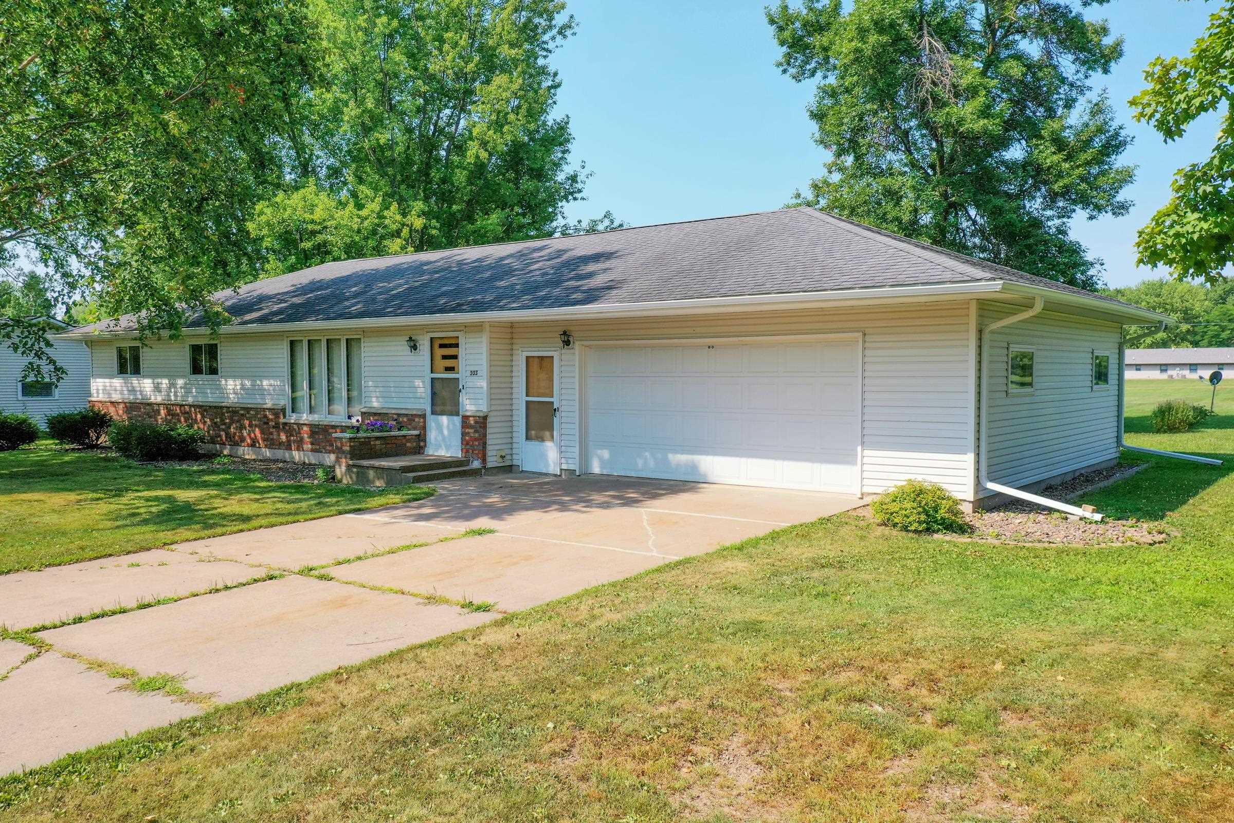 303 S 2ND LANE, Abbotsford, Wisconsin 54405, 3 Bedrooms Bedrooms, ,1 BathroomBathrooms,Residential,For Sale,303 S 2ND LANE,22602804