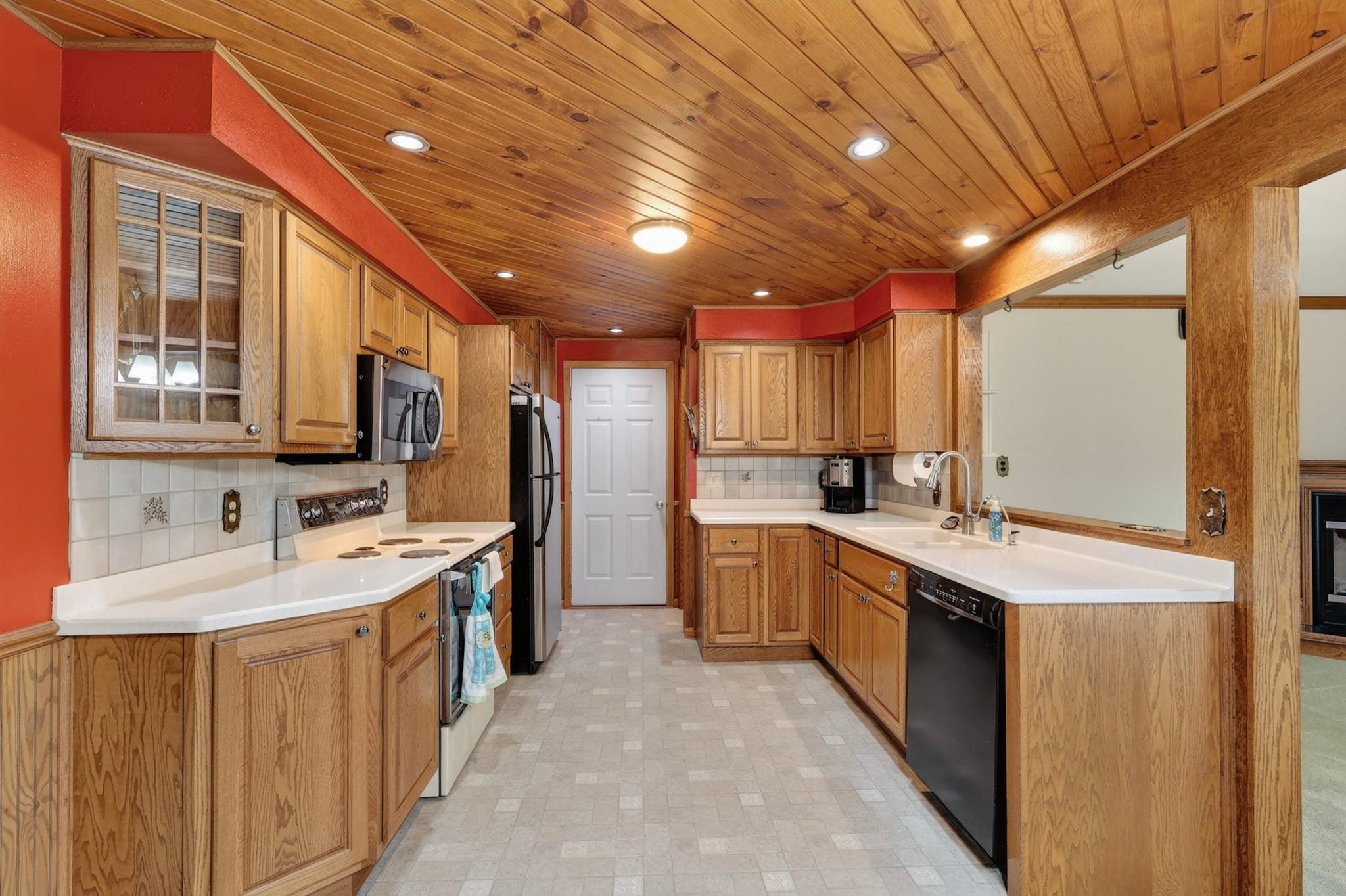 1060 LAKEWOOD LANE, Wisconsin Rapids, Wisconsin 54494, 3 Bedrooms Bedrooms, ,2 BathroomsBathrooms,Residential,For Sale,1060 LAKEWOOD LANE,22602923